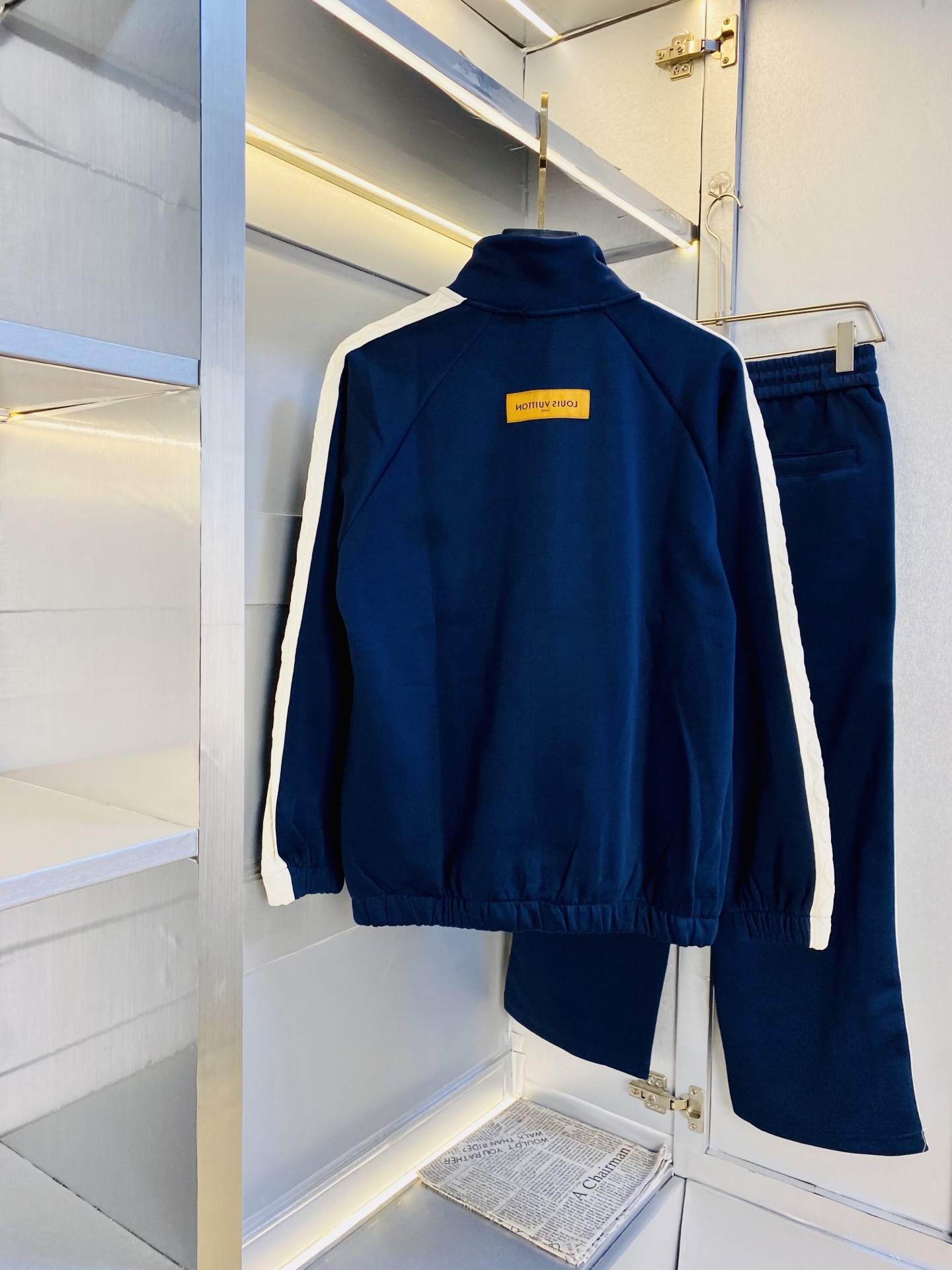 P400 官网原单货 可穿200斤🔥 路易威登Lv 简约时尚 秋季新款套装长袖外套夹克套装长裤套装 身穿着非常舒适 低调不失奢华 穿出去非常有档次,裤型款式和裁剪亦无需多言 上身精致跃然.真正一等一顶级质料 真正殿堂级的休闲裤松紧裤,选用土耳其的棉花 生产出最有名的单宁布 品质卓然,经过重水洗使得裤子很柔软！直脚的版型 不挑人 上身绝对的有型 极度奢华。码数:M-3XL（175/130斤穿M）