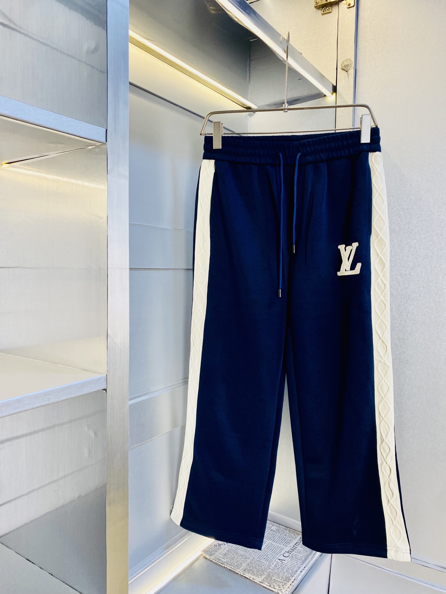 P400 官网原单货 可穿200斤🔥 路易威登Lv 简约时尚 秋季新款套装长袖外套夹克套装长裤套装 身穿着非常舒适 低调不失奢华 穿出去非常有档次,裤型款式和裁剪亦无需多言 上身精致跃然.真正一等一顶级质料 真正殿堂级的休闲裤松紧裤,选用土耳其的棉花 生产出最有名的单宁布 品质卓然,经过重水洗使得裤子很柔软！直脚的版型 不挑人 上身绝对的有型 极度奢华。码数:M-3XL（175/130斤穿M）