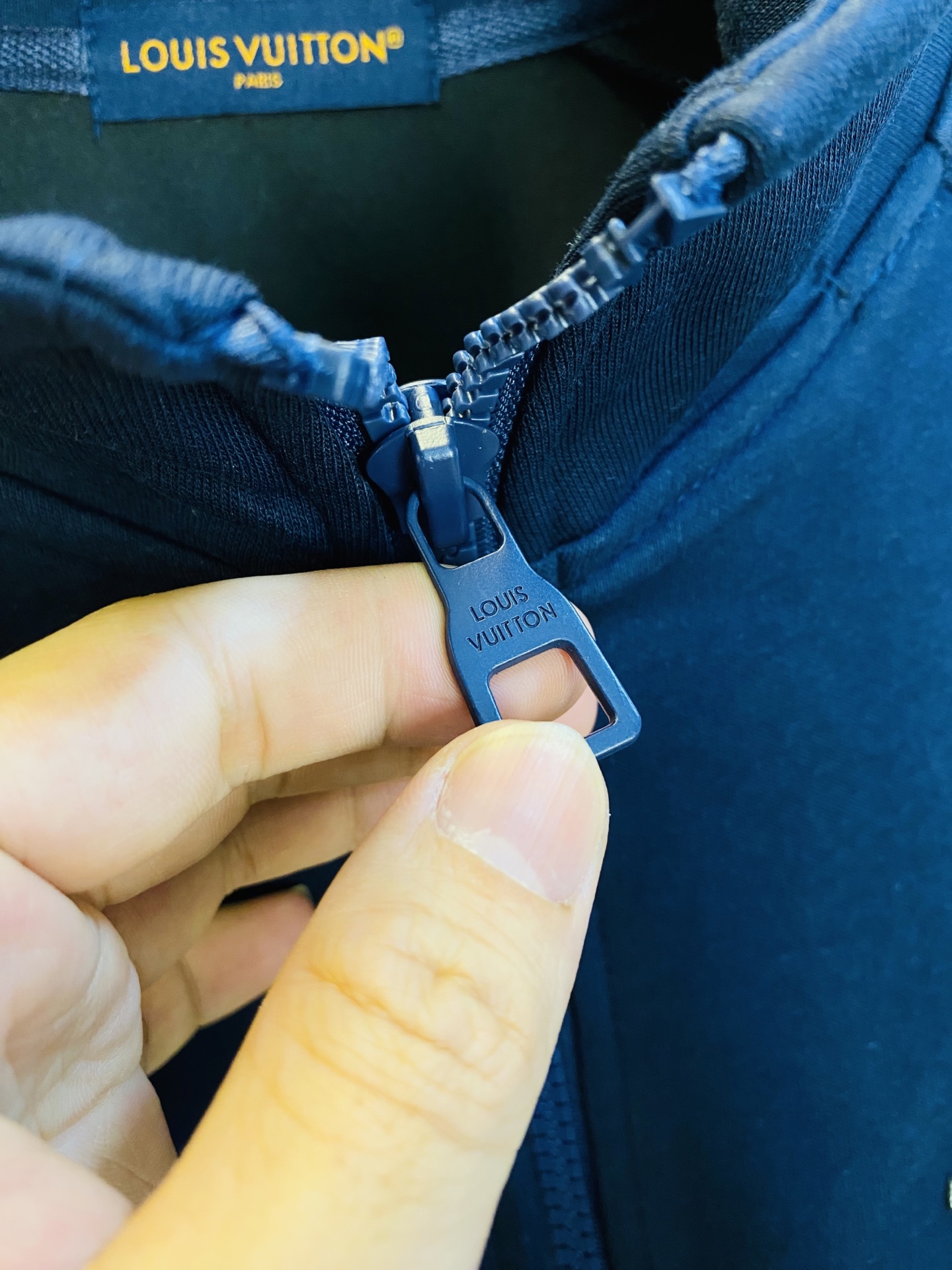 P400 官网原单货 可穿200斤🔥 路易威登Lv 简约时尚 秋季新款套装长袖外套夹克套装长裤套装 身穿着非常舒适 低调不失奢华 穿出去非常有档次,裤型款式和裁剪亦无需多言 上身精致跃然.真正一等一顶级质料 真正殿堂级的休闲裤松紧裤,选用土耳其的棉花 生产出最有名的单宁布 品质卓然,经过重水洗使得裤子很柔软！直脚的版型 不挑人 上身绝对的有型 极度奢华。码数:M-3XL（175/130斤穿M）