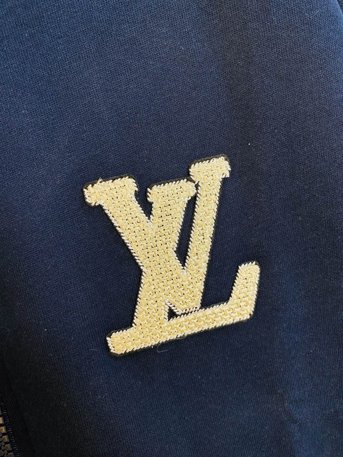 P400 官网原单货 可穿200斤🔥 路易威登Lv 简约时尚 秋季新款套装长袖外套夹克套装长裤套装 身穿着非常舒适 低调不失奢华 穿出去非常有档次,裤型款式和裁剪亦无需多言 上身精致跃然.真正一等一顶级质料 真正殿堂级的休闲裤松紧裤,选用土耳其的棉花 生产出最有名的单宁布 品质卓然,经过重水洗使得裤子很柔软！直脚的版型 不挑人 上身绝对的有型 极度奢华。码数:M-3XL（175/130斤穿M）