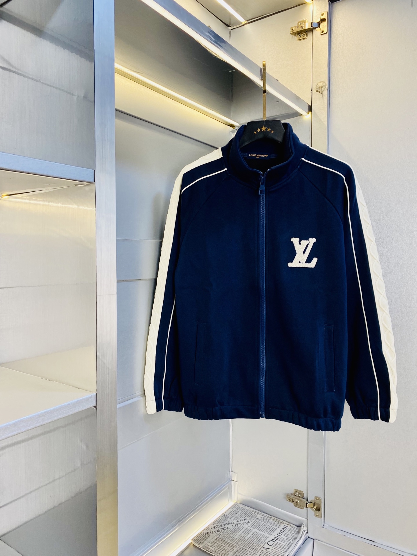 P400 官网原单货 可穿200斤🔥 路易威登Lv 简约时尚 秋季新款套装长袖外套夹克套装长裤套装 身穿着非常舒适 低调不失奢华 穿出去非常有档次,裤型款式和裁剪亦无需多言 上身精致跃然.真正一等一顶级质料 真正殿堂级的休闲裤松紧裤,选用土耳其的棉花 生产出最有名的单宁布 品质卓然,经过重水洗使得裤子很柔软！直脚的版型 不挑人 上身绝对的有型 极度奢华。码数:M-3XL（175/130斤穿M）