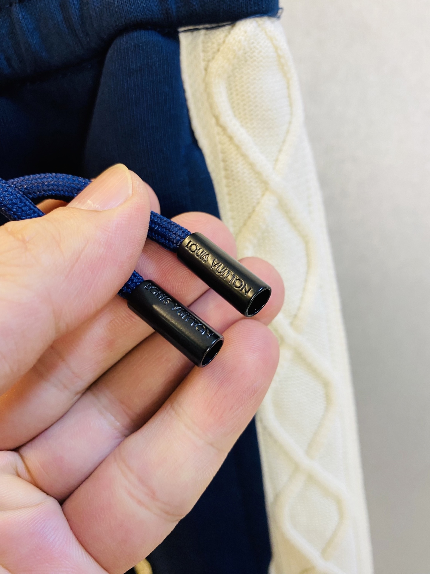 P400 官网原单货 可穿200斤🔥 路易威登Lv 简约时尚 秋季新款套装长袖外套夹克套装长裤套装 身穿着非常舒适 低调不失奢华 穿出去非常有档次,裤型款式和裁剪亦无需多言 上身精致跃然.真正一等一顶级质料 真正殿堂级的休闲裤松紧裤,选用土耳其的棉花 生产出最有名的单宁布 品质卓然,经过重水洗使得裤子很柔软！直脚的版型 不挑人 上身绝对的有型 极度奢华。码数:M-3XL（175/130斤穿M）