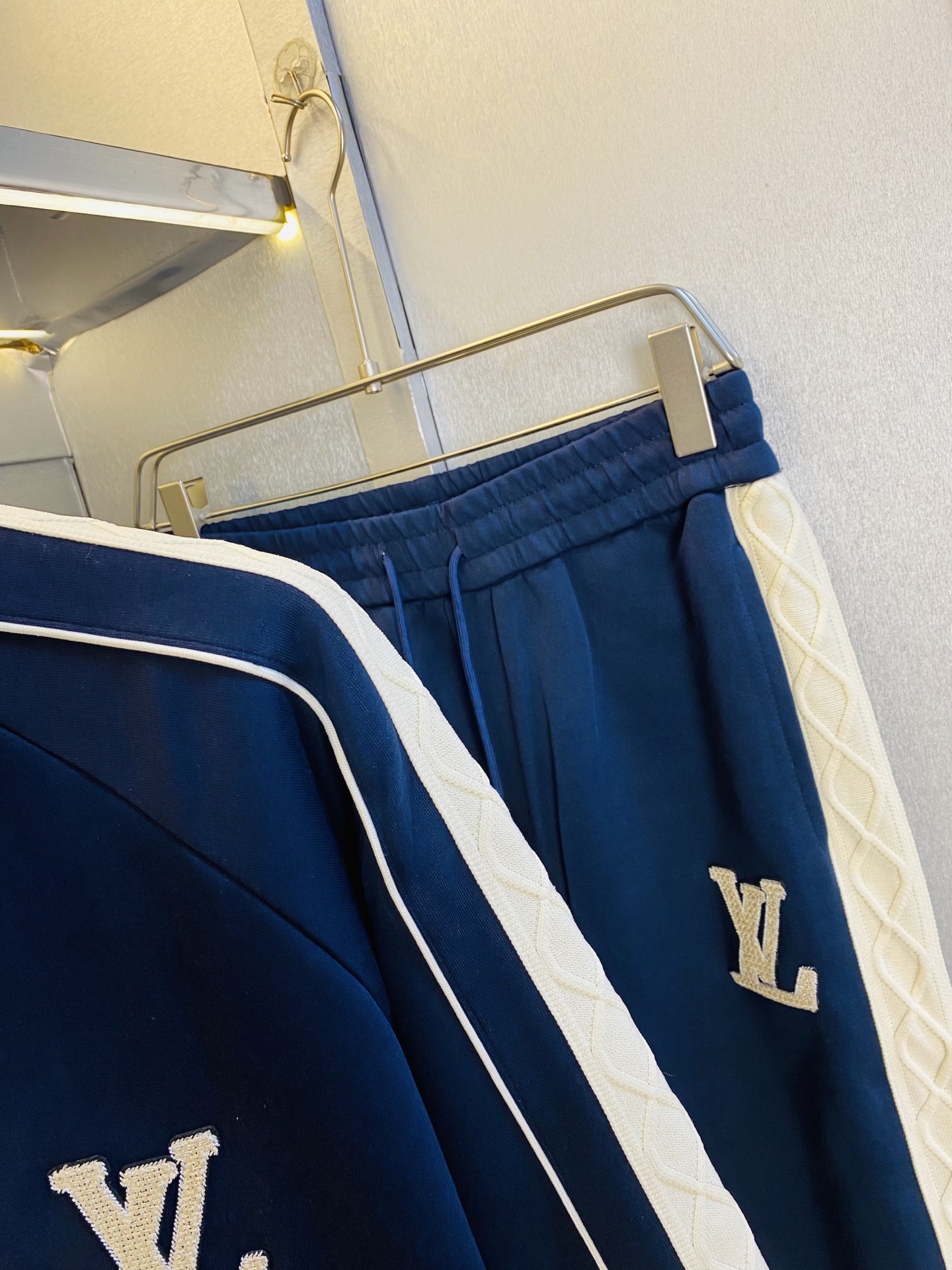 P400 官网原单货 可穿200斤🔥 路易威登Lv 简约时尚 秋季新款套装长袖外套夹克套装长裤套装 身穿着非常舒适 低调不失奢华 穿出去非常有档次,裤型款式和裁剪亦无需多言 上身精致跃然.真正一等一顶级质料 真正殿堂级的休闲裤松紧裤,选用土耳其的棉花 生产出最有名的单宁布 品质卓然,经过重水洗使得裤子很柔软！直脚的版型 不挑人 上身绝对的有型 极度奢华。码数:M-3XL（175/130斤穿M）