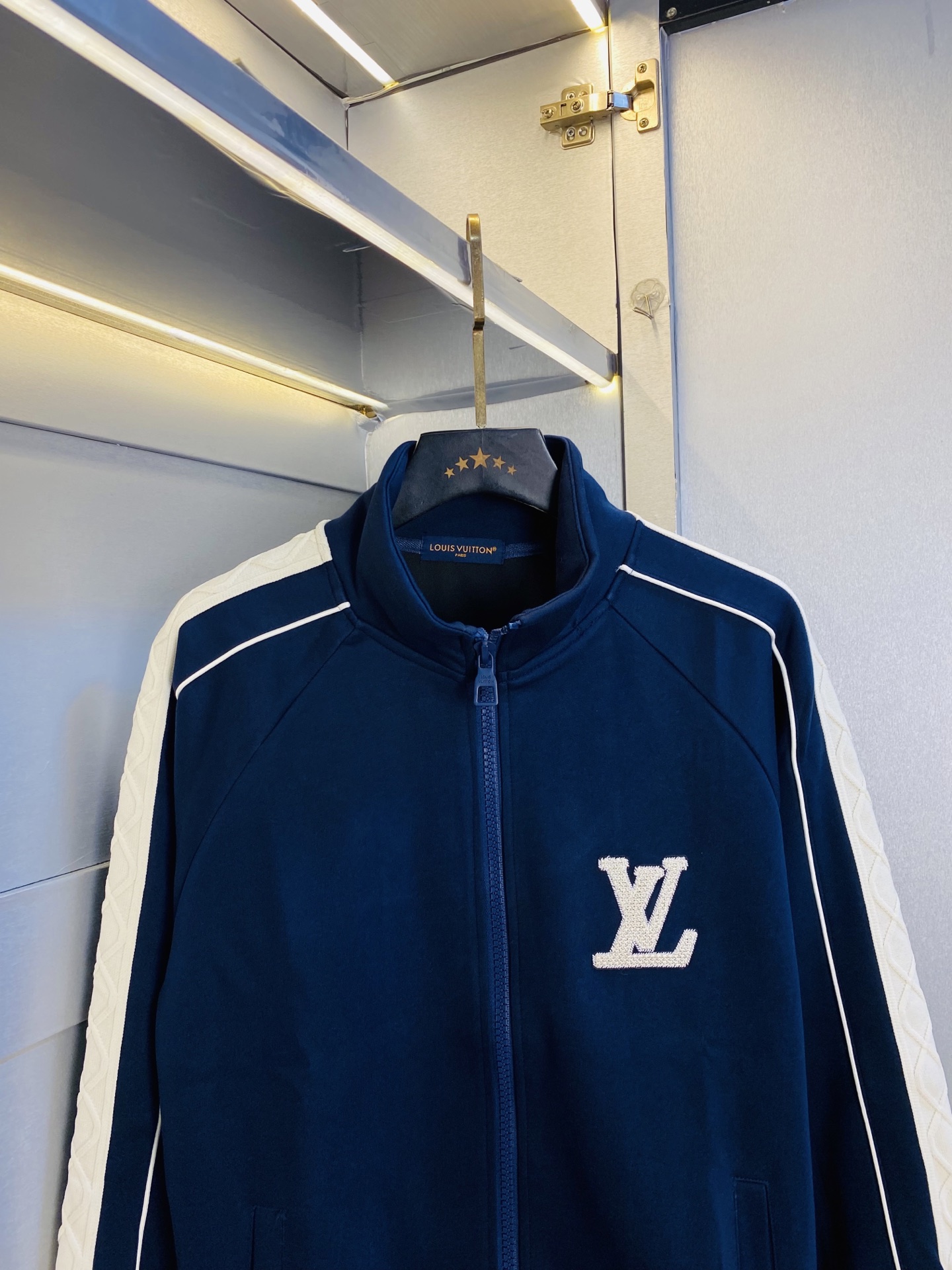 P400 官网原单货 可穿200斤🔥 路易威登Lv 简约时尚 秋季新款套装长袖外套夹克套装长裤套装 身穿着非常舒适 低调不失奢华 穿出去非常有档次,裤型款式和裁剪亦无需多言 上身精致跃然.真正一等一顶级质料 真正殿堂级的休闲裤松紧裤,选用土耳其的棉花 生产出最有名的单宁布 品质卓然,经过重水洗使得裤子很柔软！直脚的版型 不挑人 上身绝对的有型 极度奢华。码数:M-3XL（175/130斤穿M）