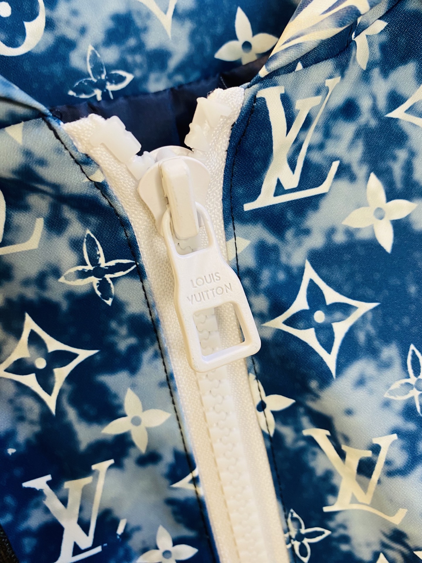 P400 官网原单货 可穿200斤🔥 路易威登Lv 简约时尚 秋季新款套装长袖外套夹克套装长裤套装 身穿着非常舒适 低调不失奢华 穿出去非常有档次,裤型款式和裁剪亦无需多言 上身精致跃然.真正一等一顶级质料 真正殿堂级的休闲裤松紧裤,选用土耳其的棉花 生产出最有名的单宁布 品质卓然,经过重水洗使得裤子很柔软！直脚的版型 不挑人 上身绝对的有型 极度奢华。码数:M-3XL（175/130斤穿M）