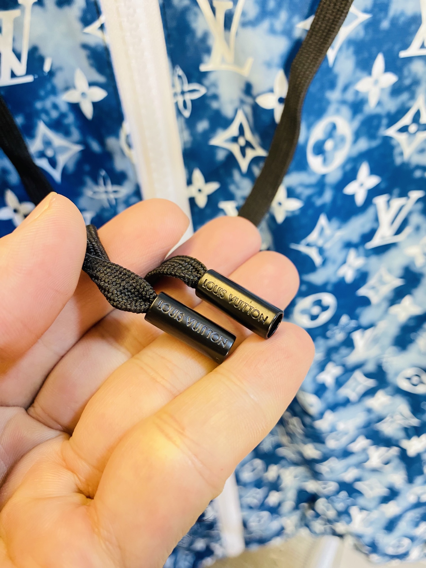 P400 官网原单货 可穿200斤🔥 路易威登Lv 简约时尚 秋季新款套装长袖外套夹克套装长裤套装 身穿着非常舒适 低调不失奢华 穿出去非常有档次,裤型款式和裁剪亦无需多言 上身精致跃然.真正一等一顶级质料 真正殿堂级的休闲裤松紧裤,选用土耳其的棉花 生产出最有名的单宁布 品质卓然,经过重水洗使得裤子很柔软！直脚的版型 不挑人 上身绝对的有型 极度奢华。码数:M-3XL（175/130斤穿M）