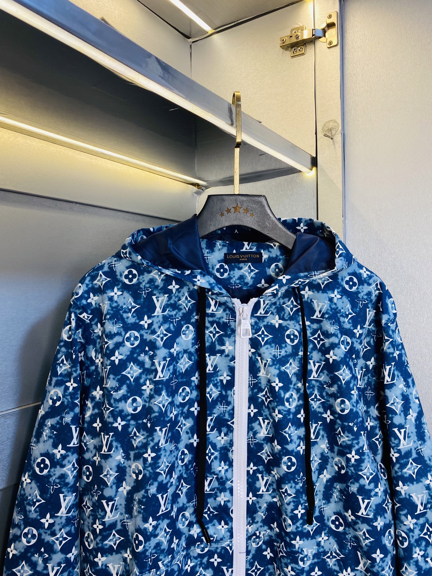 P400 官网原单货 可穿200斤🔥 路易威登Lv 简约时尚 秋季新款套装长袖外套夹克套装长裤套装 身穿着非常舒适 低调不失奢华 穿出去非常有档次,裤型款式和裁剪亦无需多言 上身精致跃然.真正一等一顶级质料 真正殿堂级的休闲裤松紧裤,选用土耳其的棉花 生产出最有名的单宁布 品质卓然,经过重水洗使得裤子很柔软！直脚的版型 不挑人 上身绝对的有型 极度奢华。码数:M-3XL（175/130斤穿M）