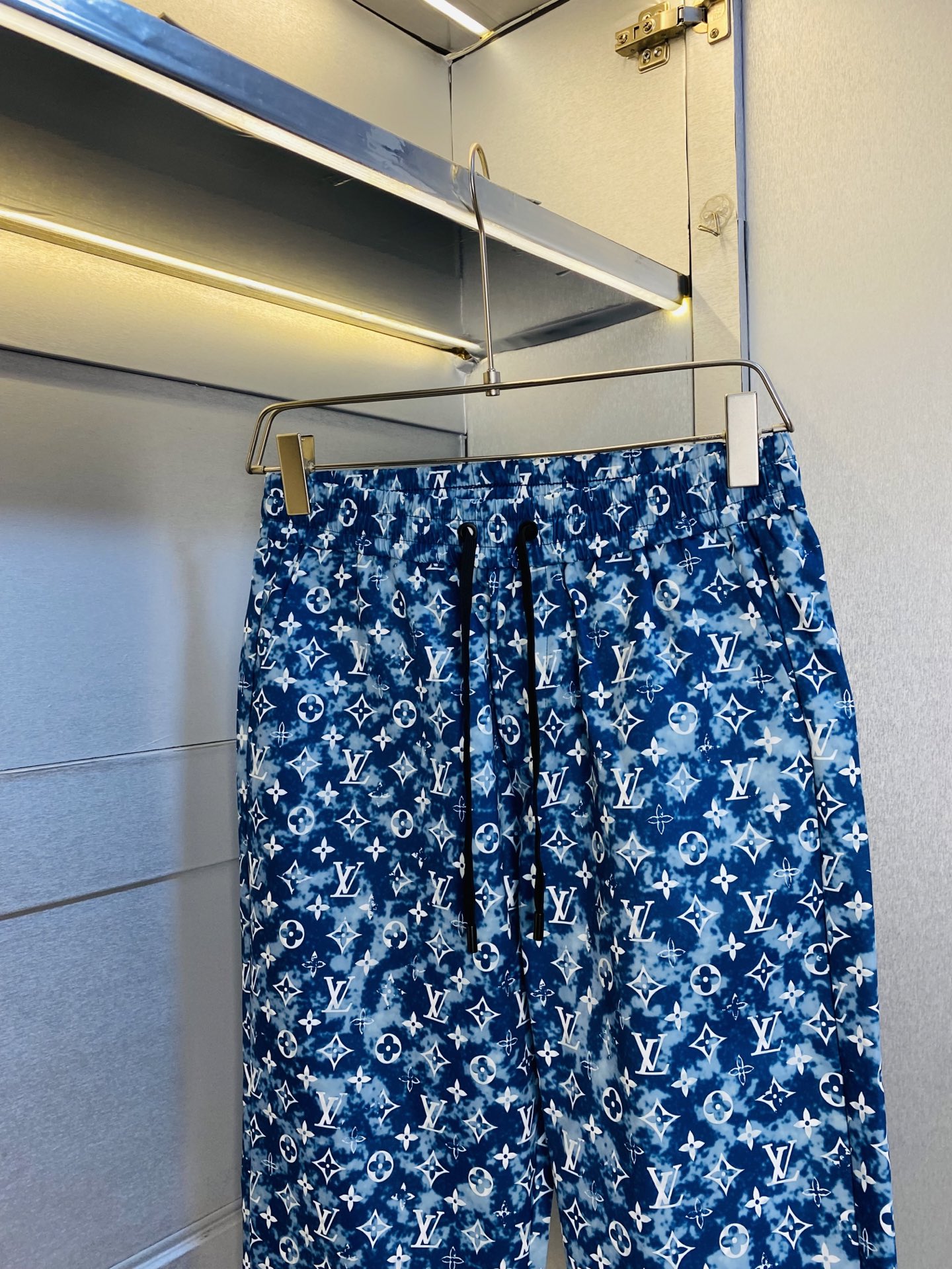 P400 官网原单货 可穿200斤🔥 路易威登Lv 简约时尚 秋季新款套装长袖外套夹克套装长裤套装 身穿着非常舒适 低调不失奢华 穿出去非常有档次,裤型款式和裁剪亦无需多言 上身精致跃然.真正一等一顶级质料 真正殿堂级的休闲裤松紧裤,选用土耳其的棉花 生产出最有名的单宁布 品质卓然,经过重水洗使得裤子很柔软！直脚的版型 不挑人 上身绝对的有型 极度奢华。码数:M-3XL（175/130斤穿M）