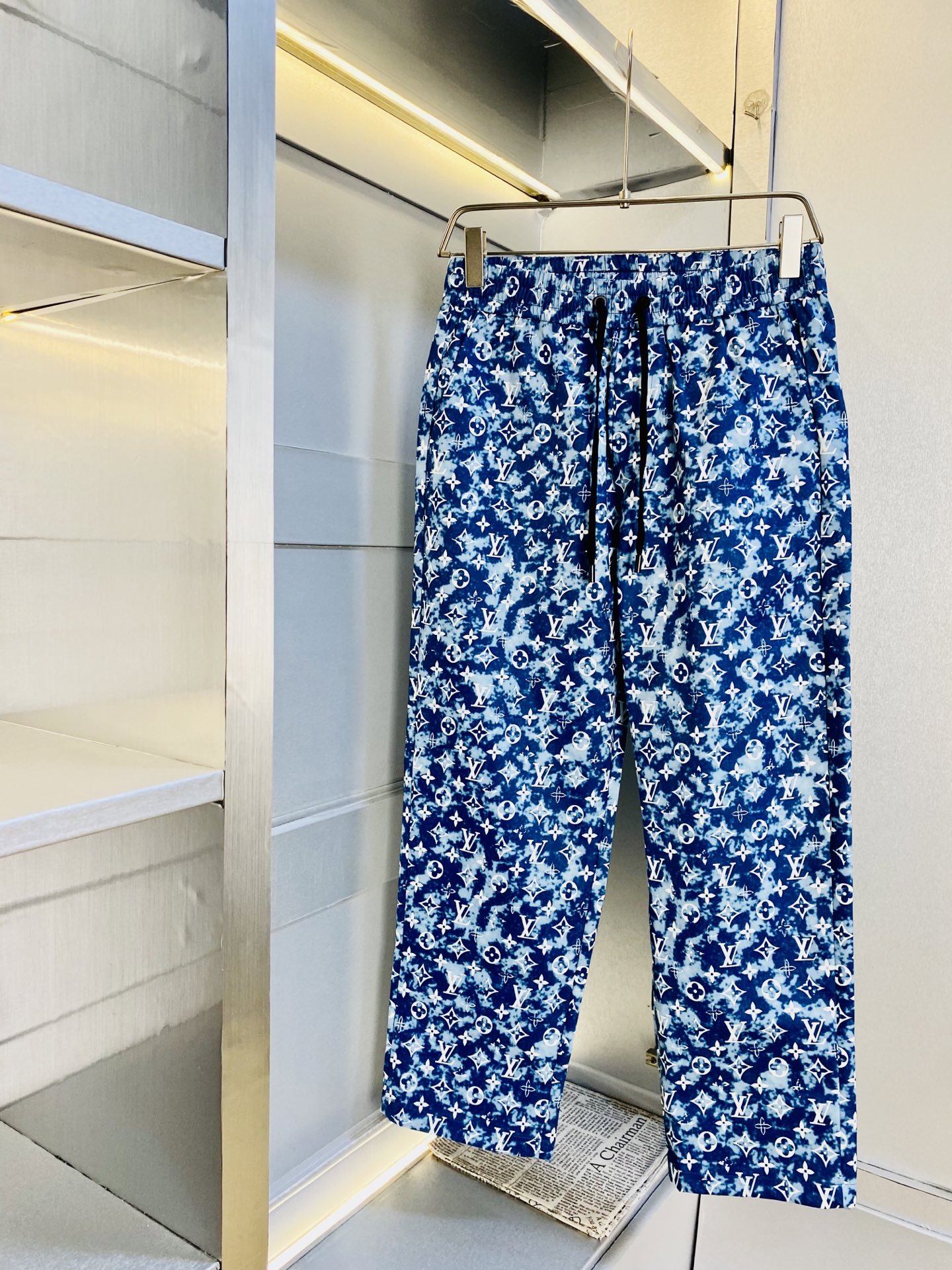 P400 官网原单货 可穿200斤🔥 路易威登Lv 简约时尚 秋季新款套装长袖外套夹克套装长裤套装 身穿着非常舒适 低调不失奢华 穿出去非常有档次,裤型款式和裁剪亦无需多言 上身精致跃然.真正一等一顶级质料 真正殿堂级的休闲裤松紧裤,选用土耳其的棉花 生产出最有名的单宁布 品质卓然,经过重水洗使得裤子很柔软！直脚的版型 不挑人 上身绝对的有型 极度奢华。码数:M-3XL（175/130斤穿M）