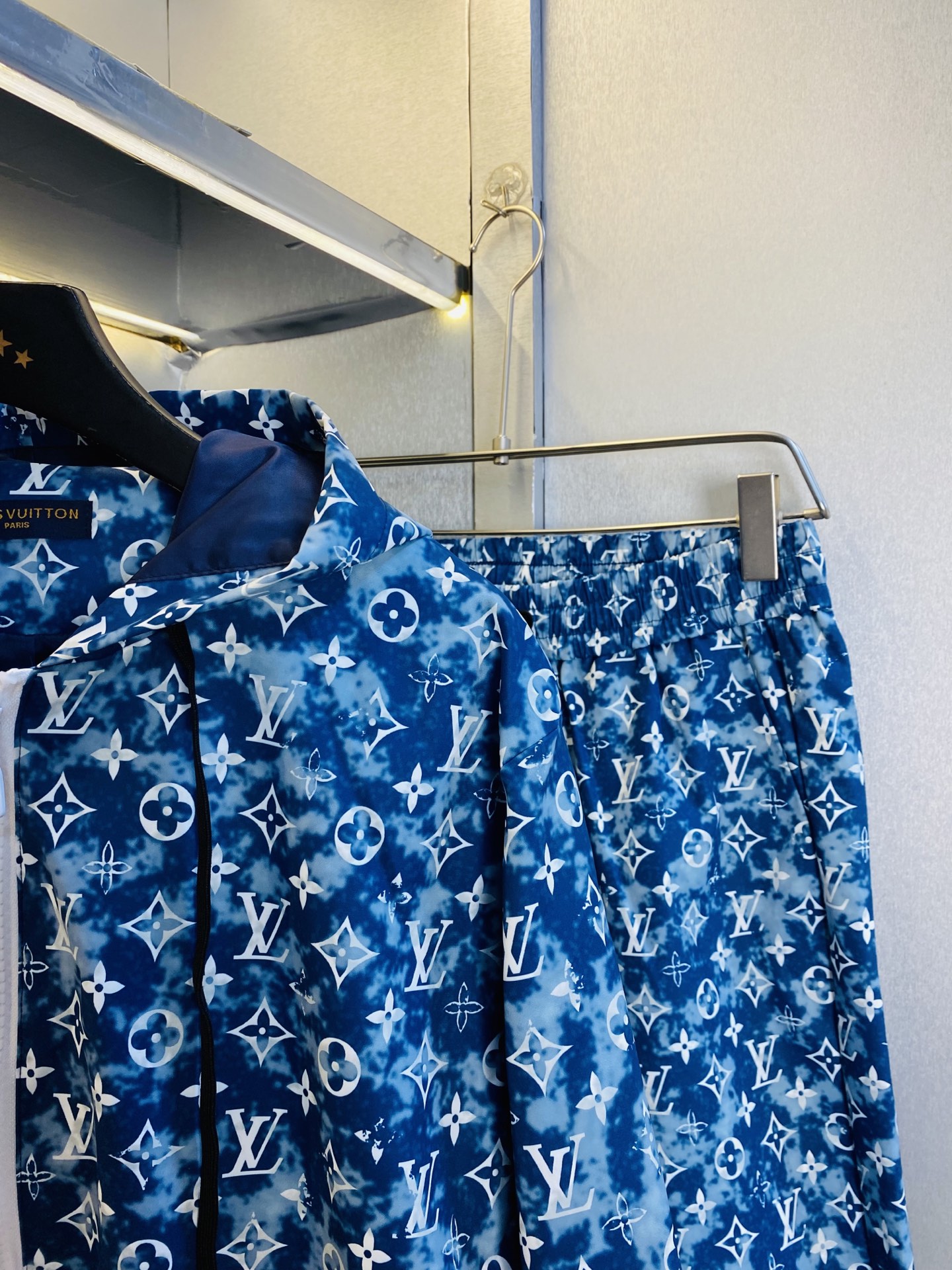 P400 官网原单货 可穿200斤🔥 路易威登Lv 简约时尚 秋季新款套装长袖外套夹克套装长裤套装 身穿着非常舒适 低调不失奢华 穿出去非常有档次,裤型款式和裁剪亦无需多言 上身精致跃然.真正一等一顶级质料 真正殿堂级的休闲裤松紧裤,选用土耳其的棉花 生产出最有名的单宁布 品质卓然,经过重水洗使得裤子很柔软！直脚的版型 不挑人 上身绝对的有型 极度奢华。码数:M-3XL（175/130斤穿M）