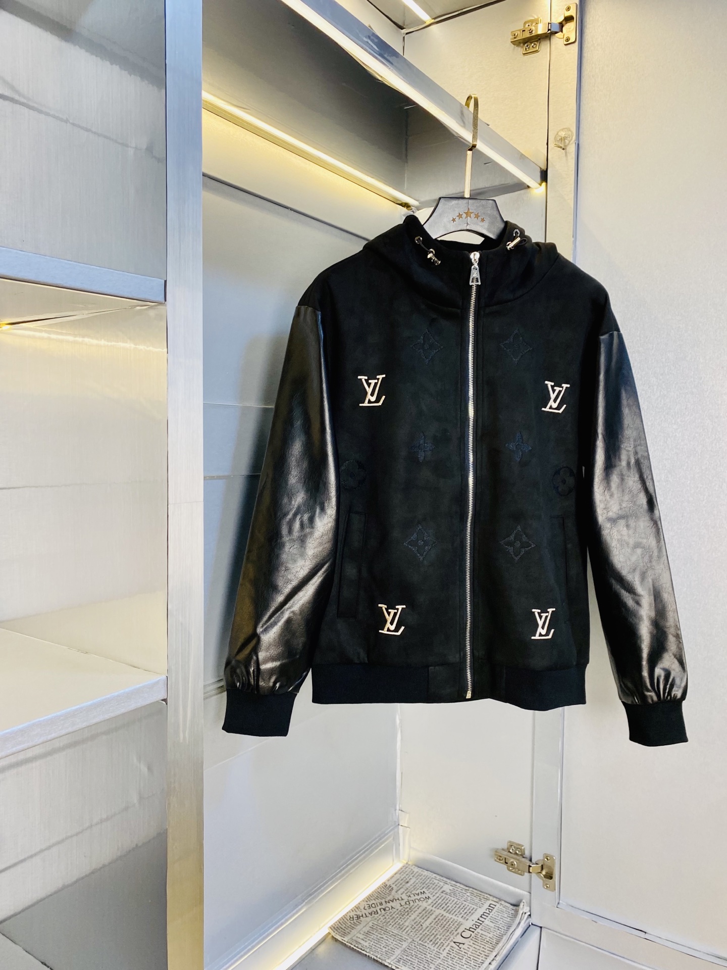 NO:545803,The official website original order can wear 200 catties Louis Vuitton Lv autumn style!  New leather jacket leather jacket windbreaker high version high quality original fabric internet celebrity celebrity model opening mold custom hardware accessories very comfortable super versatile jacket non-market ordinary version random comparison absolutely guaranteed quality color picture color size M-3XL,,louis vuitton,louis vuitton,jackets & coats,jackets & coats,leather jacket,alexander wang19860909官网原单货 可穿200斤路易威登Lv 秋款！新款皮衣外套皮衣夹克防风衣 高版本高品质 原版面料网红明星同款 开模定制五金辅料 感非常舒服 超级百搭好看的一款外套 非市场普通版本 随意对比 品质绝对保证 颜色图色 尺码M-3XL,,louis vuitton,louis vuitton,jackets & coats,jackets & coats,leather jacket,alexander wang,Men's clothing