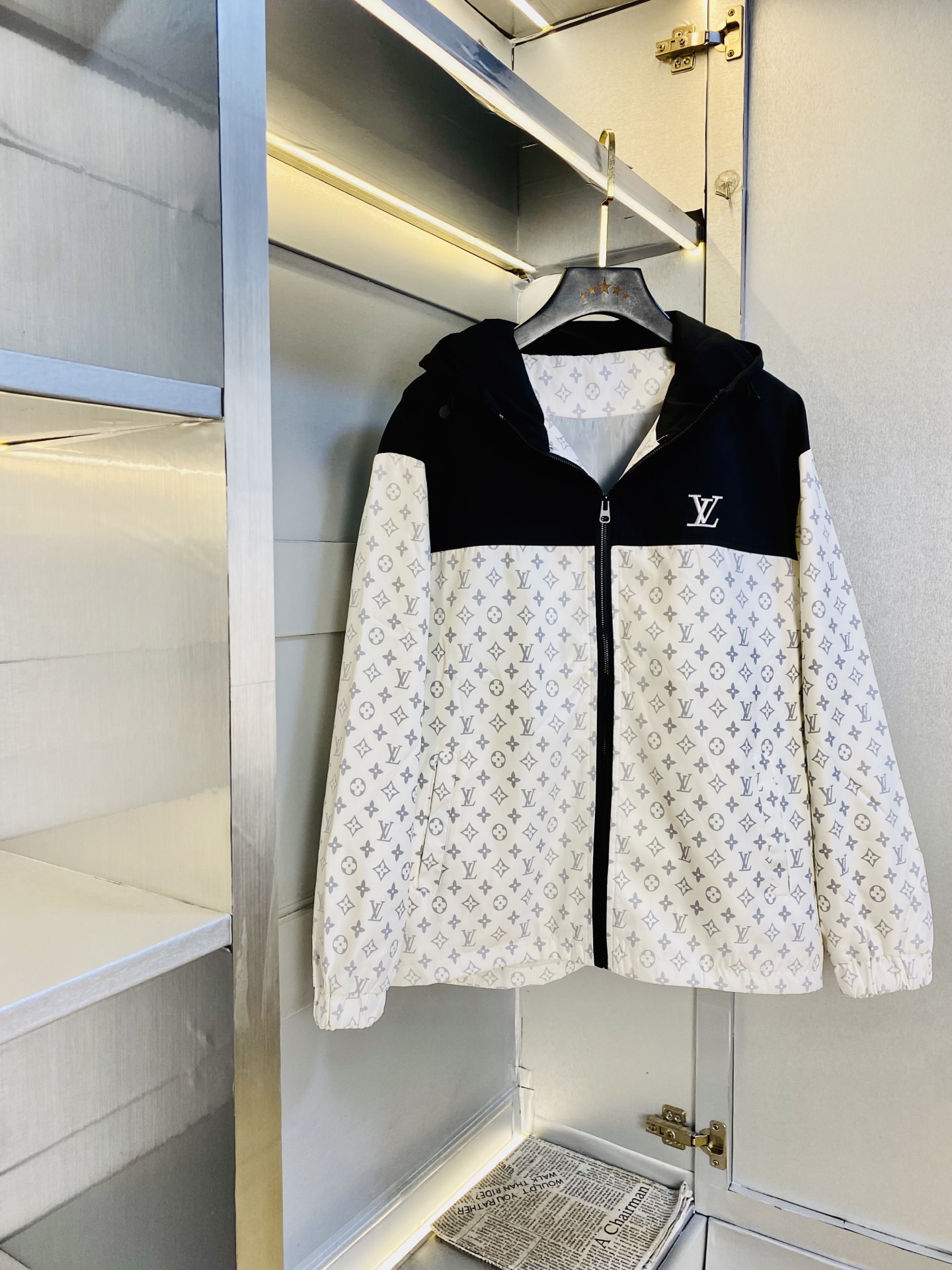 NO:730246,Support replacement after the year!  The original item from the official website can wear 200 pounds of Louis Vuitton Lv 2025 autumn style!  New coat, jacket and windproof coat. High version and high quality. The original fabric is the same as that of Internet celebrity stars. Customized hardware and accessories. Very comfortable. A super versatile and good-looking coat. Not the ordinary version in the market. Compare at will. Quality is absolutely guaranteed. Color pictures and colors. Sizes M-3XL, Louis vuitton, Louis vuitton, jackets & coats, jackets & coats,19860909支持年后退换！ 官网原单货 可穿200斤路易威登Lv 2025秋款！新款外套夹克防风衣 高版本高品质 原版面料网红明星同款 开模定制五金辅料 感非常舒服 超级百搭好看的一款外套 非市场普通版本 随意对比 品质绝对保证 颜色图色 尺码M-3XL,,louis vuitton,louis vuitton,jackets & coats,jackets & coats,,Men's clothing