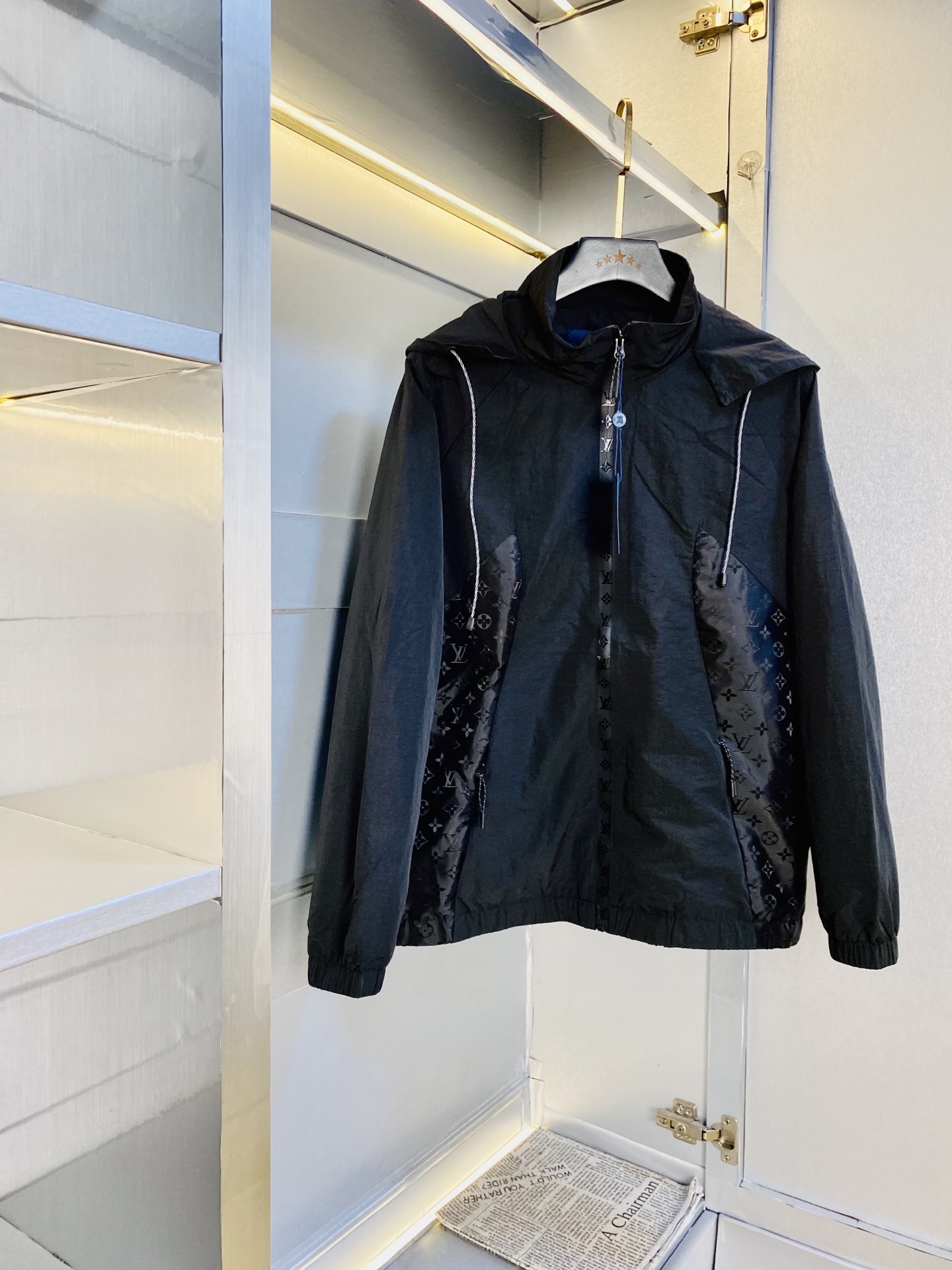 NO:643828,The original item from the official website can wear 200 pounds of Louis Vuitton Lv autumn style!  New coat, jacket and windproof coat. High version and high quality. The original fabric is the same as that of Internet celebrity stars. Mold customization of hardware and accessories. Very comfortable. A super versatile and good-looking coat. Not a common version in the market. Compare at will. Quality is absolutely guaranteed. Color pictures and colors. Sizes M-3XL, Louis vuitton, Louis vuitton, jackets & coats, jackets & coats, alexander wang19860909官网原单货 可穿200斤路易威登Lv 秋款！新款外套夹克防风衣 高版本高品质 原版面料网红明星同款 开模定制五金辅料 感非常舒服 超级百搭好看的一款外套 非市场普通版本 随意对比 品质绝对保证 颜色图色 尺码M-3XL,,louis vuitton,louis vuitton,jackets & coats,jackets & coats,alexander wang,Men's clothing