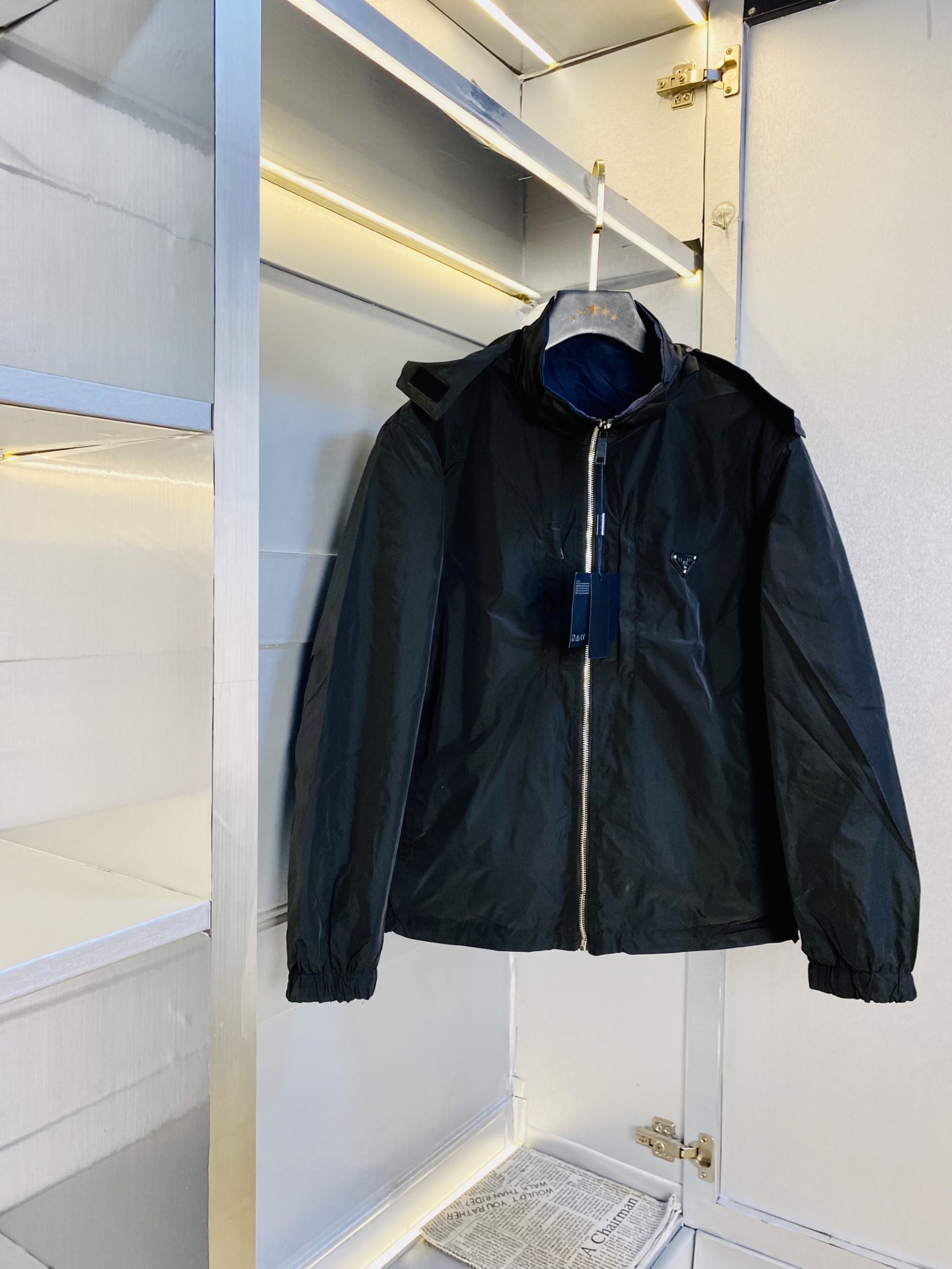 NO:598700,Reversible!  The original item from the official website can wear 200 pounds of Prada 2025 autumn style!  New coat, jacket and windproof coat. High version and high quality. The same original fabric as that of Internet celebrity stars. Customized hardware and accessories. Very comfortable. A super versatile and good-looking coat. Not the ordinary version in the market. Compare at will. Quality is absolutely guaranteed. Color pictures and colors. Sizes M-3XL, prada, prada, jackets & coats, jackets & coats, alexander wang19860909双面穿！ 官网原单货 可穿200斤普拉达Prada 2025秋款！新款外套夹克防风衣 高版本高品质 原版面料网红明星同款 开模定制五金辅料 感非常舒服 超级百搭好看的一款外套 非市场普通版本 随意对比 品质绝对保证 颜色图色 尺码M-3XL,,prada,prada,jackets & coats,jackets & coats,alexander wang,Men's clothing