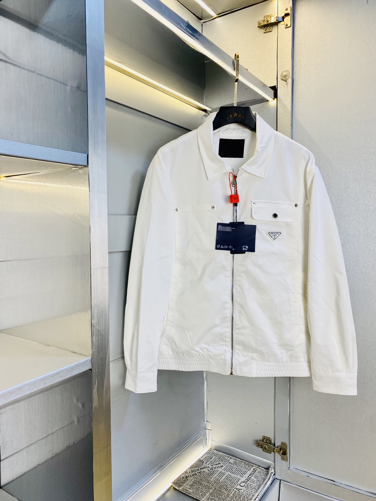 NO:730252,Support replacement after the year!  The original item from the official website can wear 200 pounds of Prada 2025 autumn style!  New coat, jacket and windproof coat. High version and high quality. The same original fabric as the Internet celebrity star. Open mold to customize hardware accessories. Very comfortable. Super versatile and good-looking coat. Non-common version in the market. Compare at will. Quality is absolutely guaranteed. Color pictures and colors. Sizes M-3XL,, prada, prada, jackets & coats, jackets & coats,19860909支持年后退换！ 官网原单货 可穿200斤普拉达Prada 2025秋款！新款外套夹克防风衣 高版本高品质 原版面料网红明星同款 开模定制五金辅料 感非常舒服 超级百搭好看的一款外套 非市场普通版本 随意对比 品质绝对保证 颜色图色 尺码M-3XL,,prada,prada,jackets & coats,jackets & coats,,Men's clothing