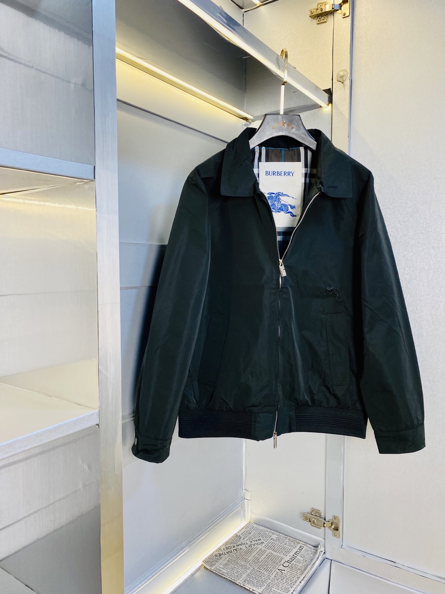 NO:730234,Support replacement after the year!  The original item from the official website can wear 200 pounds of Burberry 2025 autumn style!  New coat, jacket and windproof coat. High version and high quality. The same original fabric as the internet celebrity. Mold customization of hardware and accessories. Very comfortable. Super versatile and good-looking coat. Not the ordinary version in the market. Compare at will. Quality is absolutely guaranteed. Color pictures and colors. Sizes M-3XL,,burberry,burberry,jackets & coats,jackets & coats,19860909支持年后退换！ 官网原单货 可穿200斤巴宝莉Burberry 2025秋款！新款外套夹克防风衣 高版本高品质 原版面料网红明星同款 开模定制五金辅料 感非常舒服 超级百搭好看的一款外套 非市场普通版本 随意对比 品质绝对保证 颜色图色 尺码M-3XL,,burberry,burberry,jackets & coats,jackets & coats,,Men's clothing