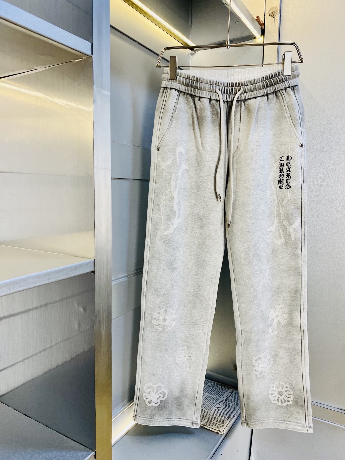 NO:545810,The original official website can wear 210 catties Chrome Hearts Simple and fashionable autumn and winter casual pants, wardrobe elastic pants, straight trousers, trousers, very comfortable to wear, low-key and luxurious, very classy when worn, trousers, trousers and cuts, and the upper body is exquisite and vivid. The truly first-class quality is the real-class casual pants, elastic pants, made of Turkey cotton, and the most famous tannin cloth. The quality is excellent, and the pants are soft after heavy washing!  Straight-footed style, not picky, absolutely stylish, expert design, extremely luxurious. Number of codes: M-3XL, chrome hearts, chrome hearts, alexander wang19860909官网原单货 可穿210斤克罗心Chrome Hearts 简约时尚 秋冬款休闲裤卫裤松紧裤直筒裤长裤身穿着非常舒适 低调不失奢华 穿出去非常有档次,裤型款式和裁剪亦无需多言 上身精致跃然.真正一等一顶级质料 真正殿堂级的休闲裤松紧裤,选用土耳其的棉花 生产出最有名的单宁布 品质卓然,经过重水洗使得裤子很柔软！直脚的版型 不挑人 上身绝对的有型 达人设计 极度奢华.码数:M-3XL,,chrome hearts,chrome hearts,alexander wang,Men's clothing