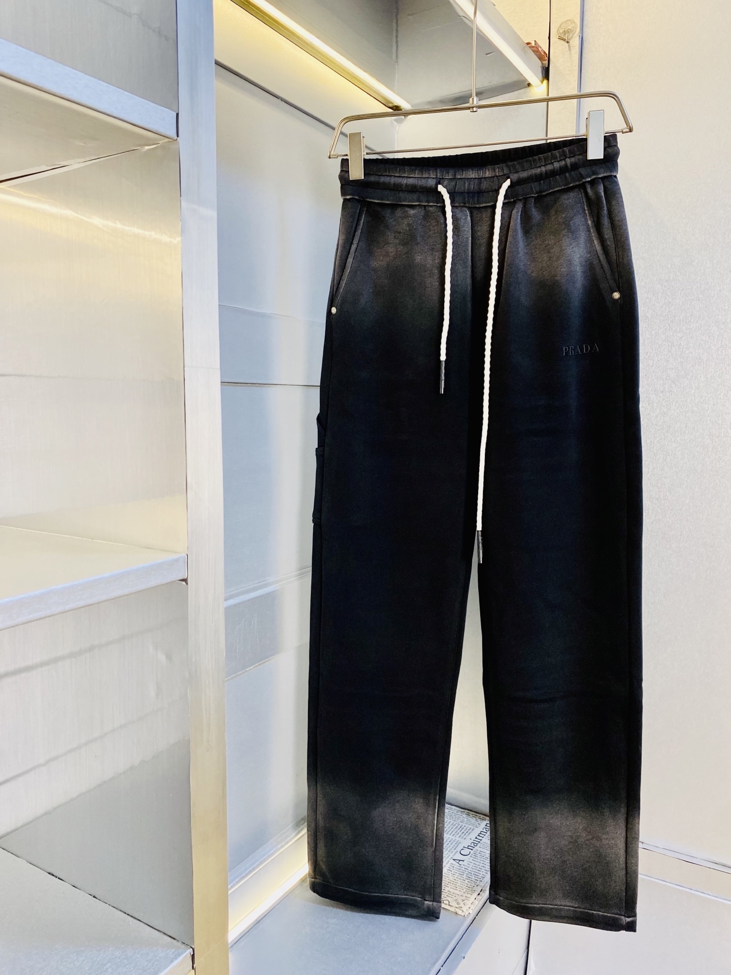 NO:545818,The original official website can wear 210 kilograms Prada Prada Simple and fashionable autumn and winter casual pants, wardrobe elastic pants, straight trousers, trousers, very comfortable to wear, low-key and luxurious, very classy when worn, and there is no need to say much about the style and cutting of the pants. The upper body is exquisite and vivid. The truly first-class quality is the real-class casual pants elastic pants, which are made of Turkey's cotton, and produce the most famous tannin cloth. The quality is excellent, and the pants are heavy washing makes the pants very soft!  Straight-footed style, not picky, absolutely stylish, expert design, extremely luxurious. Number of codes: M-3XL, prada, prada, alexander wang19860909官网原单货 可穿210斤普拉达Prada 简约时尚 秋冬款休闲裤卫裤松紧裤直筒裤长裤身穿着非常舒适 低调不失奢华 穿出去非常有档次,裤型款式和裁剪亦无需多言 上身精致跃然.真正一等一顶级质料 真正殿堂级的休闲裤松紧裤,选用土耳其的棉花 生产出最有名的单宁布 品质卓然,经过重水洗使得裤子很柔软！直脚的版型 不挑人 上身绝对的有型 达人设计 极度奢华.码数:M-3XL,,prada,prada,alexander wang,Men's clothing