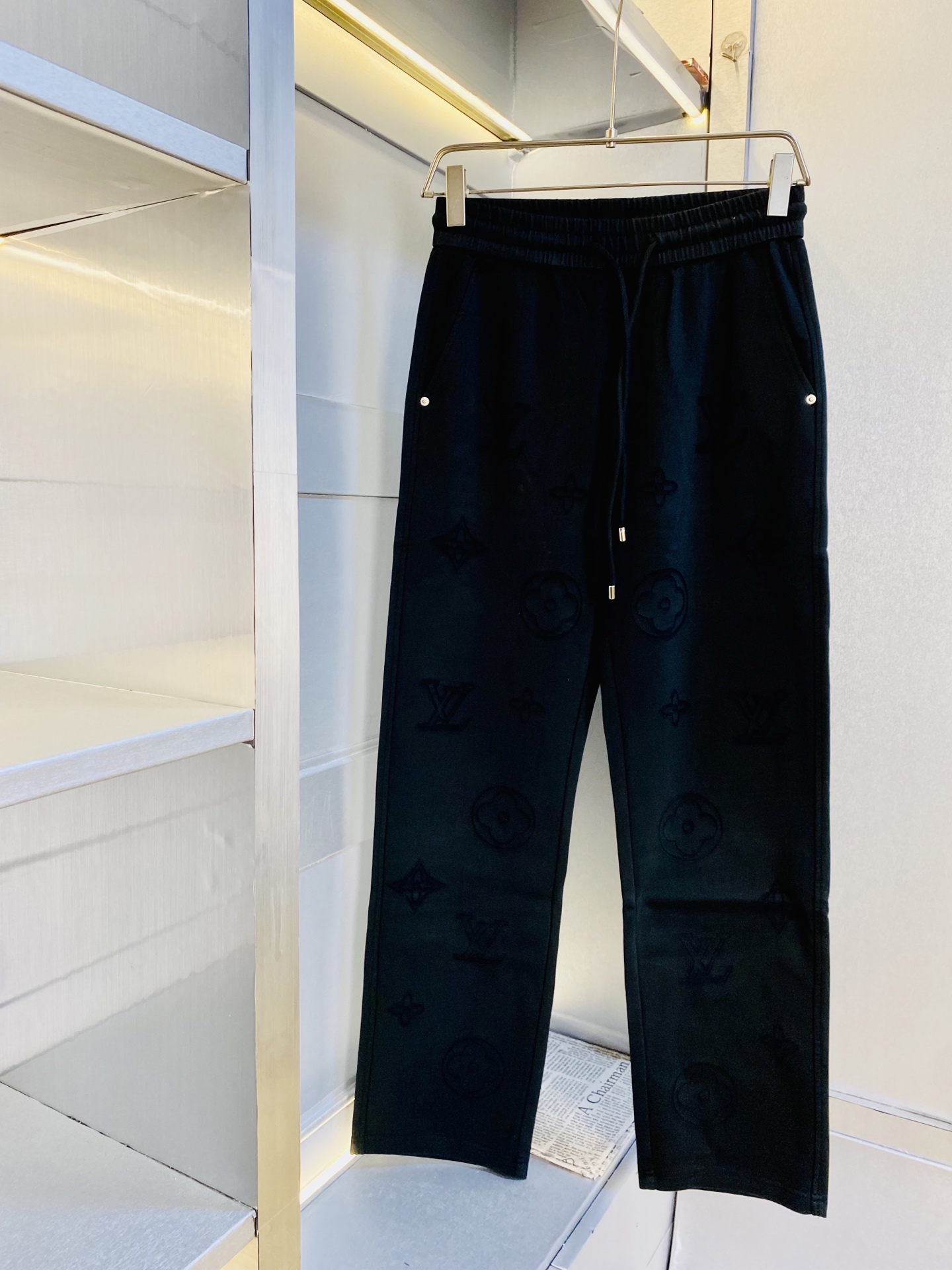 NO:545826,The original product of the official website can wear 210 kilograms of Louis Vuitton Lv. Simple and fashionable. Autumn and winter casual pants, wardrobe elastic pants, straight trousers, trousers, very comfortable to wear, low-key and luxurious, very classy when worn, and there is no need to say much about the trousers and cuts. The upper body is exquisite and vivid. The truly first-class material. The truly palace-grade casual pants, elastic pants, are made of Turkey's cotton, produce the most famous tannin cloth. The quality is excellent, and the pants are soft after heavy washing!  Straight-footed style, not picky, absolutely stylish, expert design, extremely luxurious. Number of codes: M-3XL,, louis vuitton, louis vuitton, alexander wang19860909官网原单货 可穿210斤路易威登Lv 简约时尚 秋冬款休闲裤卫裤松紧裤直筒裤长裤身穿着非常舒适 低调不失奢华 穿出去非常有档次,裤型款式和裁剪亦无需多言 上身精致跃然.真正一等一顶级质料 真正殿堂级的休闲裤松紧裤,选用土耳其的棉花 生产出最有名的单宁布 品质卓然,经过重水洗使得裤子很柔软！直脚的版型 不挑人 上身绝对的有型 达人设计 极度奢华.码数:M-3XL,,louis vuitton,louis vuitton,alexander wang,Men's clothing