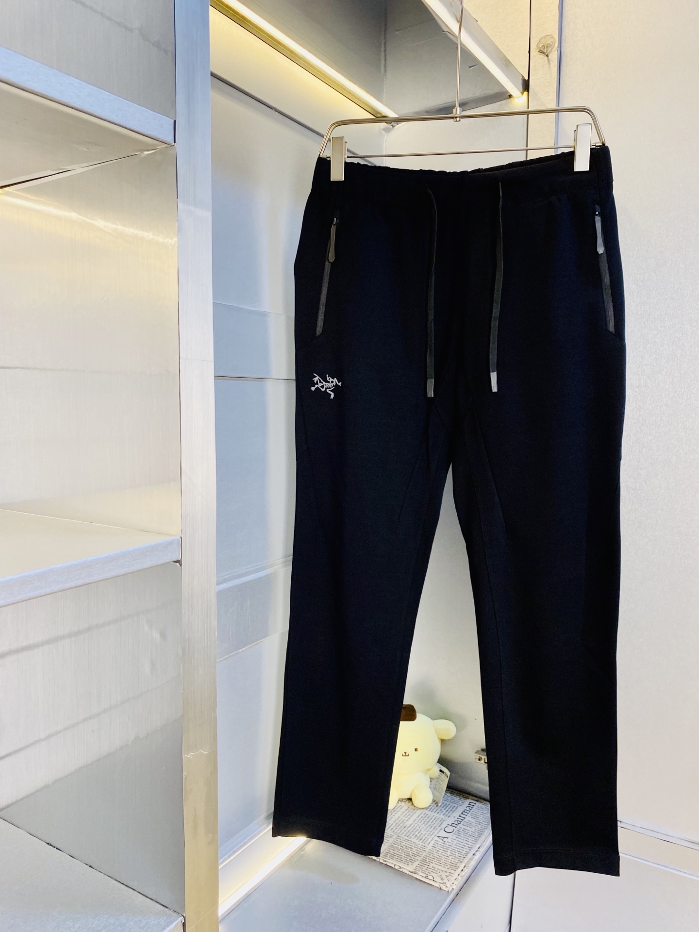 NO:596652,The original item from the official website can wear 210 pounds of Arcteryx. Simple and fashionable. The new autumn and winter outdoor casual pants, sports pants, sweatpants, elastic pants and long trousers are very comfortable to wear. Low-key yet luxurious. It is very classy to wear. There is no need to say much about the pants style and tailoring. The upper body is exquisite and vivid. Really first-class and top-quality materials. Really palace-level casual pants and elastic pants, using Turkish cotton to produce the most famous denim fabric.  The quality is outstanding, the pants are very soft after heavy washing!  The straight-leg version is not picky, the upper body is absolutely stylish, the expert design is extremely luxurious. Size: S-XXL (175/130 pounds wear M), arc'teryx, alexander wang19860909官网原单货 可穿210斤始祖鸟Arcteryx 简约时尚 秋冬新款户外休闲裤运动裤卫裤松紧裤长裤身穿着非常舒适 低调不失奢华 穿出去非常有档次,裤型款式和裁剪亦无需多言 上身精致跃然.真正一等一顶级质料 真正殿堂级的休闲裤松紧裤,选用土耳其的棉花 生产出最有名的单宁布 品质卓然,经过重水洗使得裤子很柔软！直脚的版型 不挑人 上身绝对的有型 达人设计 极度奢华.码数:S-XXL（175/130斤穿M）,arc'teryx,alexander wang,Men's clothing