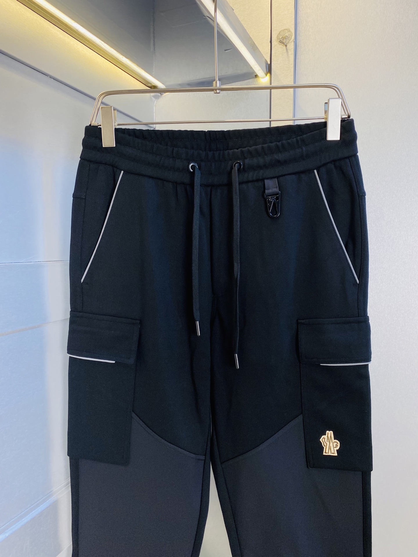 P240 官网原单货 可穿210斤🔥蒙口Moncler 简约时尚 秋冬新款户外休闲裤运动裤卫裤松紧裤长裤束脚裤👖身穿着非常舒适 低调不失奢华 穿出去非常有档次,裤型款式和裁剪亦无需多言 上身精致跃然.真正一等一顶级质料 真正殿堂级的休闲裤松紧裤,选用土耳其的棉花 生产出最有名的单宁布 品质卓然,经过重水洗使得裤子很柔软！直脚的版型 不挑人 上身绝对的有型 达人设计 极度奢华。码数:S-XXL （175/130斤穿M）