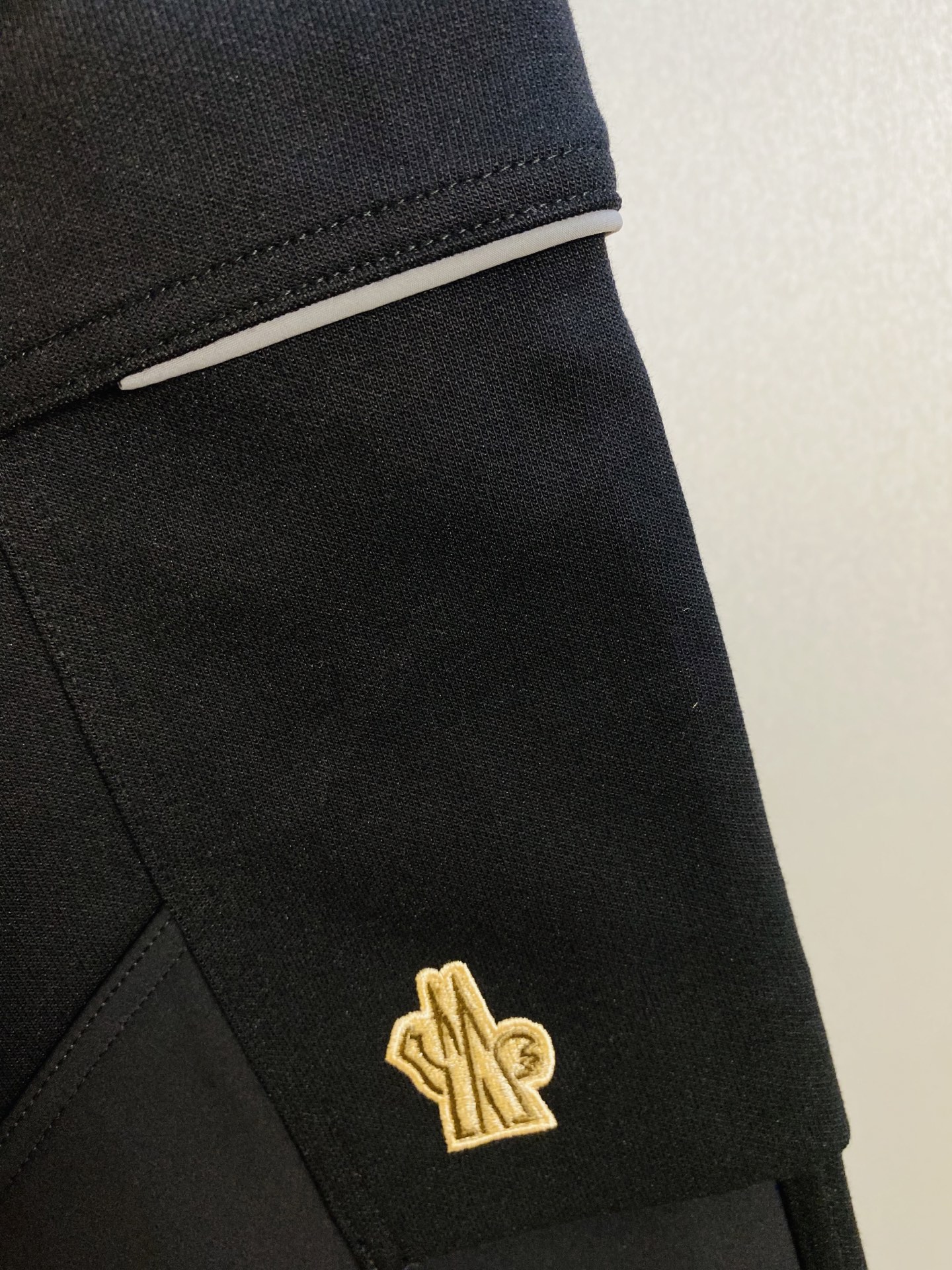 P240 官网原单货 可穿210斤🔥蒙口Moncler 简约时尚 秋冬新款户外休闲裤运动裤卫裤松紧裤长裤束脚裤👖身穿着非常舒适 低调不失奢华 穿出去非常有档次,裤型款式和裁剪亦无需多言 上身精致跃然.真正一等一顶级质料 真正殿堂级的休闲裤松紧裤,选用土耳其的棉花 生产出最有名的单宁布 品质卓然,经过重水洗使得裤子很柔软！直脚的版型 不挑人 上身绝对的有型 达人设计 极度奢华。码数:S-XXL （175/130斤穿M）