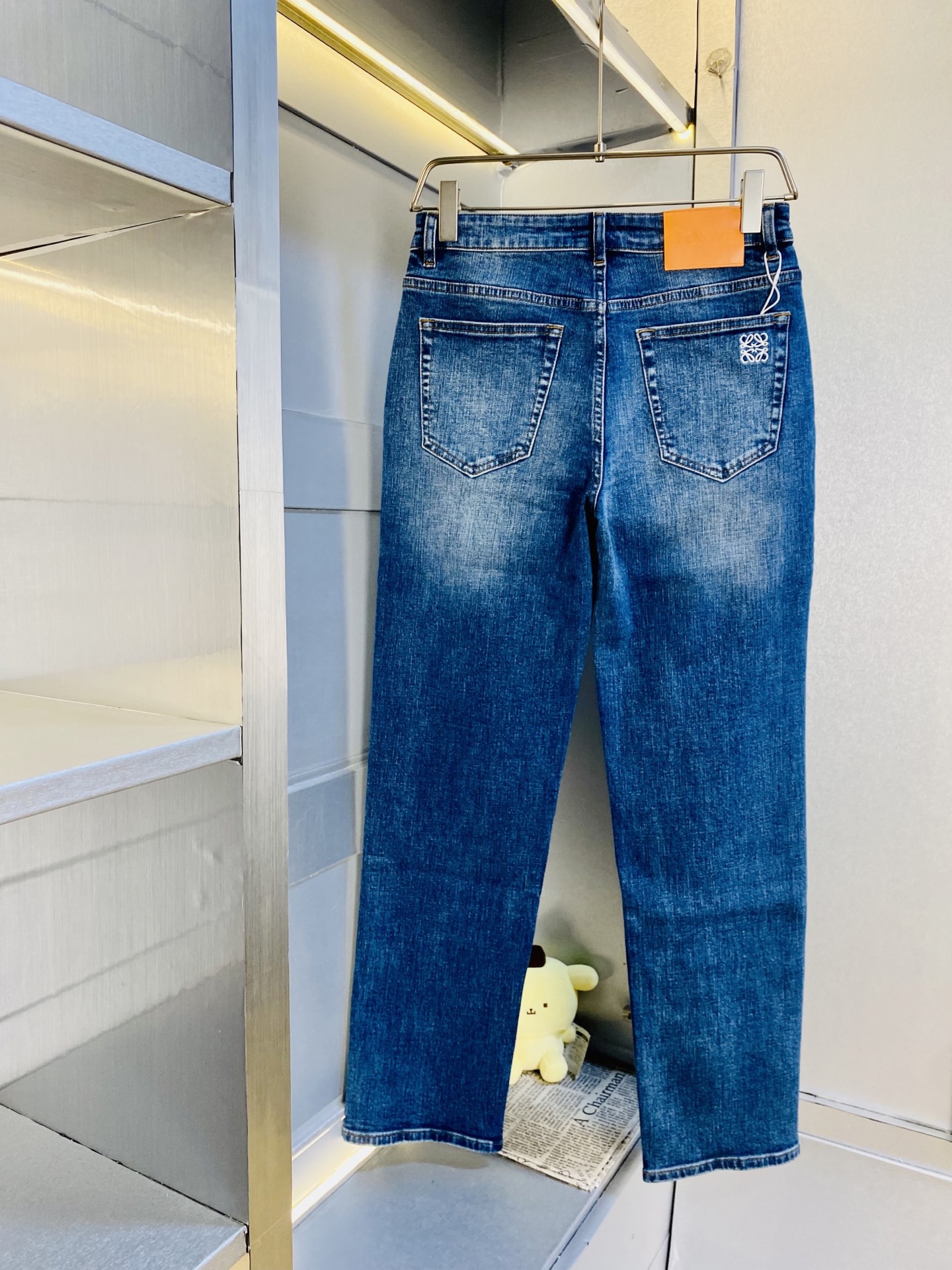 NO:610954,The original item from the official website can be worn up to 200 pounds. Loewe 2025 autumn and winter new models are available at the counter at the same time. Fashionable casual pants, straight-leg jeans and stretch jeans, imported original fabrics, comfortable and breathable upper body, top-notch craftsmanship hardware accessories. Extremely high-grade, super correct version, fashionable and stylish upper body!  A wardrobe essential!  Size 29-38,,loewe,loewe,jeans,alexander wang19860909原单货官网款 可穿200斤罗意威Loewe 2025 秋冬新款专柜同步有售,时尚休闲裤直筒牛仔裤弹力牛仔裤,进口原版面料,上身舒适透气,顶级工艺五金配饰.档次极高,版型超正,上身时尚有型！衣橱必备单品！尺码29-38,,loewe,loewe,jeans,alexander wang,Men's clothing