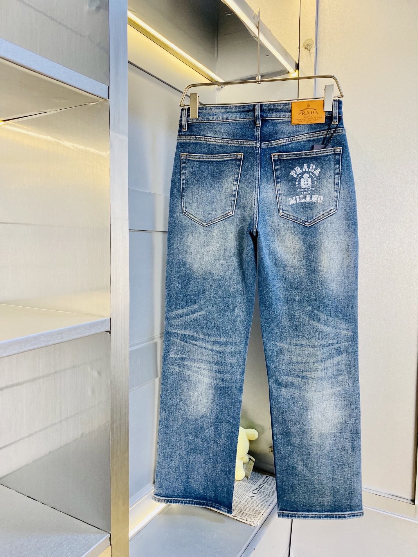 NO:610964,The original item from the official website can be worn up to 200 pounds. Prada 2025 autumn and winter new models are available at the counter at the same time. Fashionable casual pants, straight-leg jeans and stretch jeans, imported original fabrics, comfortable and breathable upper body, top-notch craftsmanship hardware accessories. Extremely high grade, super correct fit, fashionable and stylish upper body!  A wardrobe essential!  Size 29-38,,prada,prada,jeans,alexander wang19860909原单货官网款 可穿200斤普拉达Prada 2025 秋冬新款专柜同步有售,时尚休闲裤直筒牛仔裤弹力牛仔裤,进口原版面料,上身舒适透气,顶级工艺五金配饰.档次极高,版型超正,上身时尚有型！衣橱必备单品！尺码29-38,,prada,prada,jeans,alexander wang,Men's clothing