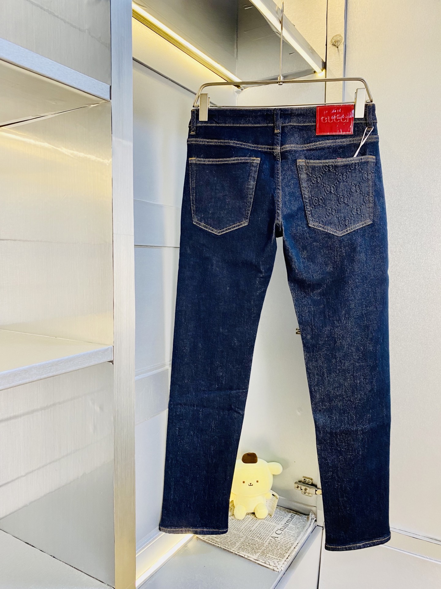 NO:610970,The original item from the official website can be worn up to 200 pounds. Gucci 2025 autumn and winter new models are available at the counter at the same time. Fashionable casual pants, straight-leg jeans and stretch jeans, imported original fabrics, comfortable and breathable upper body, top-notch craftsmanship hardware accessories. Extremely high grade, super correct fit, fashionable and stylish upper body!  A wardrobe essential!  Size 29-38,,gucci,jeans,alexander wang19860909原单货官网款 可穿200斤古奇Gucci 2025 秋冬新款专柜同步有售,时尚休闲裤直筒牛仔裤弹力牛仔裤,进口原版面料,上身舒适透气,顶级工艺五金配饰.档次极高,版型超正,上身时尚有型！衣橱必备单品！尺码29-38,,gucci,jeans,alexander wang,Men's clothing