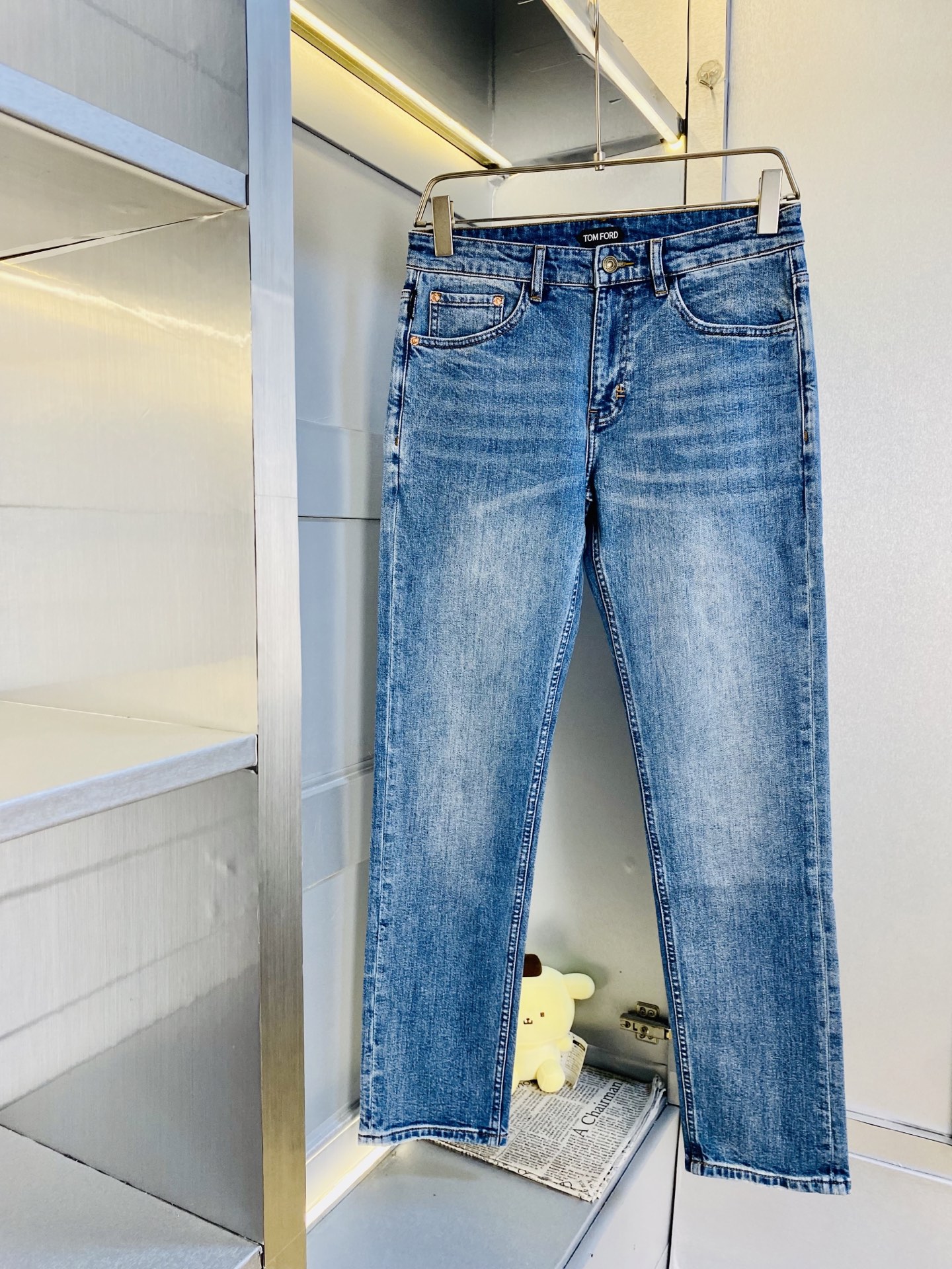 NO:608808,The original item from the official website can be worn up to 200 pounds. TF 2025 autumn and winter new models are available at the counter simultaneously. Fashionable casual pants, straight-leg jeans and stretch jeans, imported original fabrics, upper body comfortable and breathable, top-notch craftsmanship hardware accessories. Extremely high-grade, super correct version, fashionable and stylish upper body!  A wardrobe essential!  Size 29-38,,tom ford,jeans,alexander wang19860909原单货官网款 可穿200斤TF 2025 秋冬新款专柜同步有售,时尚休闲裤直筒牛仔裤弹力牛仔裤,进口原版面料,上身舒适透气,顶级工艺五金配饰.档次极高,版型超正,上身时尚有型！衣橱必备单品！尺码29-38,,tom ford,jeans,alexander wang,Men's clothing