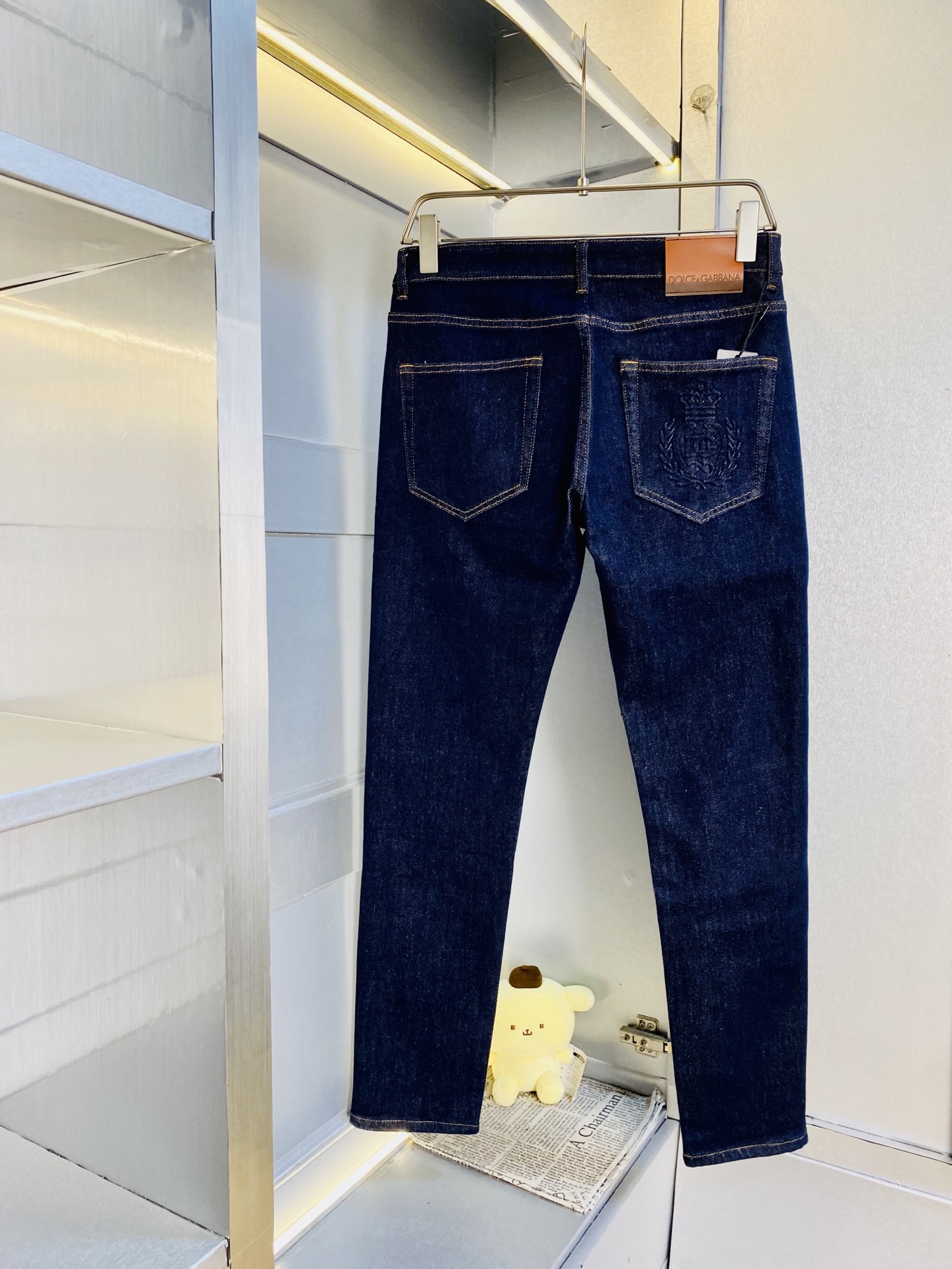 NO:608814,The original item from the official website can be worn up to 200 pounds. Dolce & Gabbana DG 2025 autumn and winter new models are available at the counter at the same time. Fashionable casual pants, straight-leg jeans and stretch jeans, imported original fabrics, comfortable and breathable upper body, top-notch craftsmanship hardware accessories. Extremely high grade, super correct fit, fashionable and stylish upper body!  A wardrobe essential!  Size 29-38,,Dolce&Gabbana,jeans,alexander wang19860909原单货官网款 可穿200斤杜嘉班纳DG 2025 秋冬新款专柜同步有售,时尚休闲裤直筒牛仔裤弹力牛仔裤,进口原版面料,上身舒适透气,顶级工艺五金配饰.档次极高,版型超正,上身时尚有型！衣橱必备单品！尺码29-38,,Dolce&Gabbana,jeans,alexander wang,Men's clothing