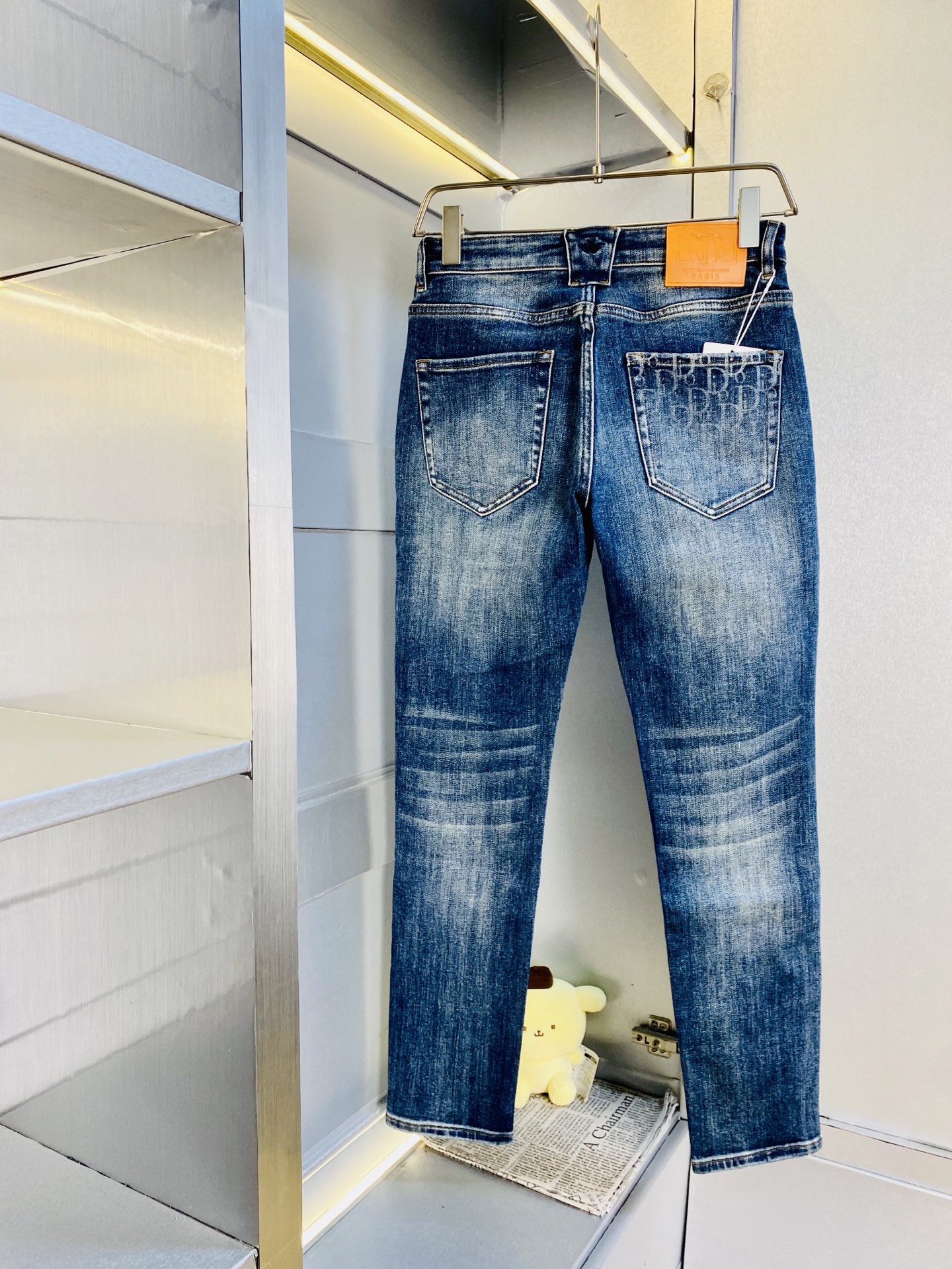 NO:608820,The original item from the official website can be worn up to 200 pounds. Dior 2025 autumn and winter new models are available at the counter simultaneously. Fashionable casual pants, straight-leg jeans and stretch jeans, imported original fabrics, comfortable and breathable upper body, top-notch craftsmanship hardware accessories. Extremely high grade, super correct fit, fashionable and stylish upper body!  A wardrobe essential!  Size 29-38,,dior,dior,jeans,alexander wang19860909原单货官网款 可穿200斤迪奥Dior 2025 秋冬新款专柜同步有售,时尚休闲裤直筒牛仔裤弹力牛仔裤,进口原版面料,上身舒适透气,顶级工艺五金配饰.档次极高,版型超正,上身时尚有型！衣橱必备单品！尺码29-38,,dior,dior,jeans,alexander wang,Men's clothing