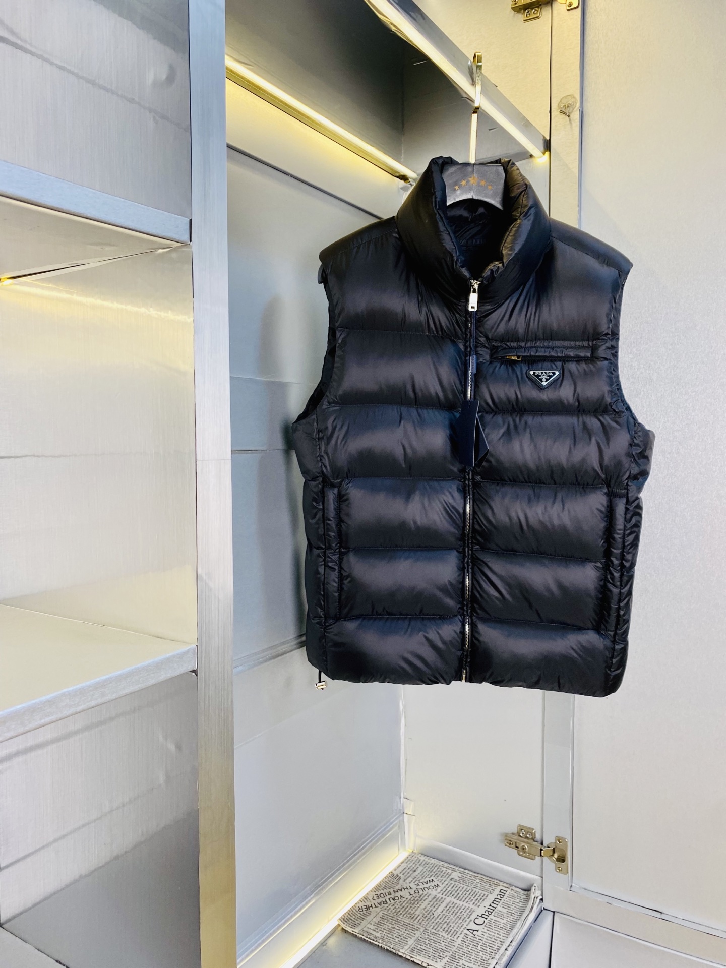 NO:608777,Thick version!  High version!  The original item from the official website can wear 200 pounds of Prada 2025 winter style!  New down jacket vest, down vest, high version and high quality. Original fabric, the same style as Internet celebrity stars. Mold customization of hardware accessories. Very comfortable. Super versatile and good-looking jacket. Not ordinary version in the market. Compare at will. Quality is absolutely guaranteed. Color pictures and colors. Sizes M-3XL (175/130 pounds wear M),, prada, prada, jackets & coats, down jacket, alexander wang19860909加厚款！高版本！ 官网原单货 可穿200斤普拉达Prada 2025冬款！新款羽绒服马甲羽绒马甲 高版本高品质 原版面料网红明星同款 开模定制五金辅料 感非常舒服 超级百搭好看的一款外套 非市场普通版本 随意对比 品质绝对保证 颜色图色 尺码M-3XL（175/130斤穿M）,,prada,prada,jackets & coats,down jacket,alexander wang,Men's clothing