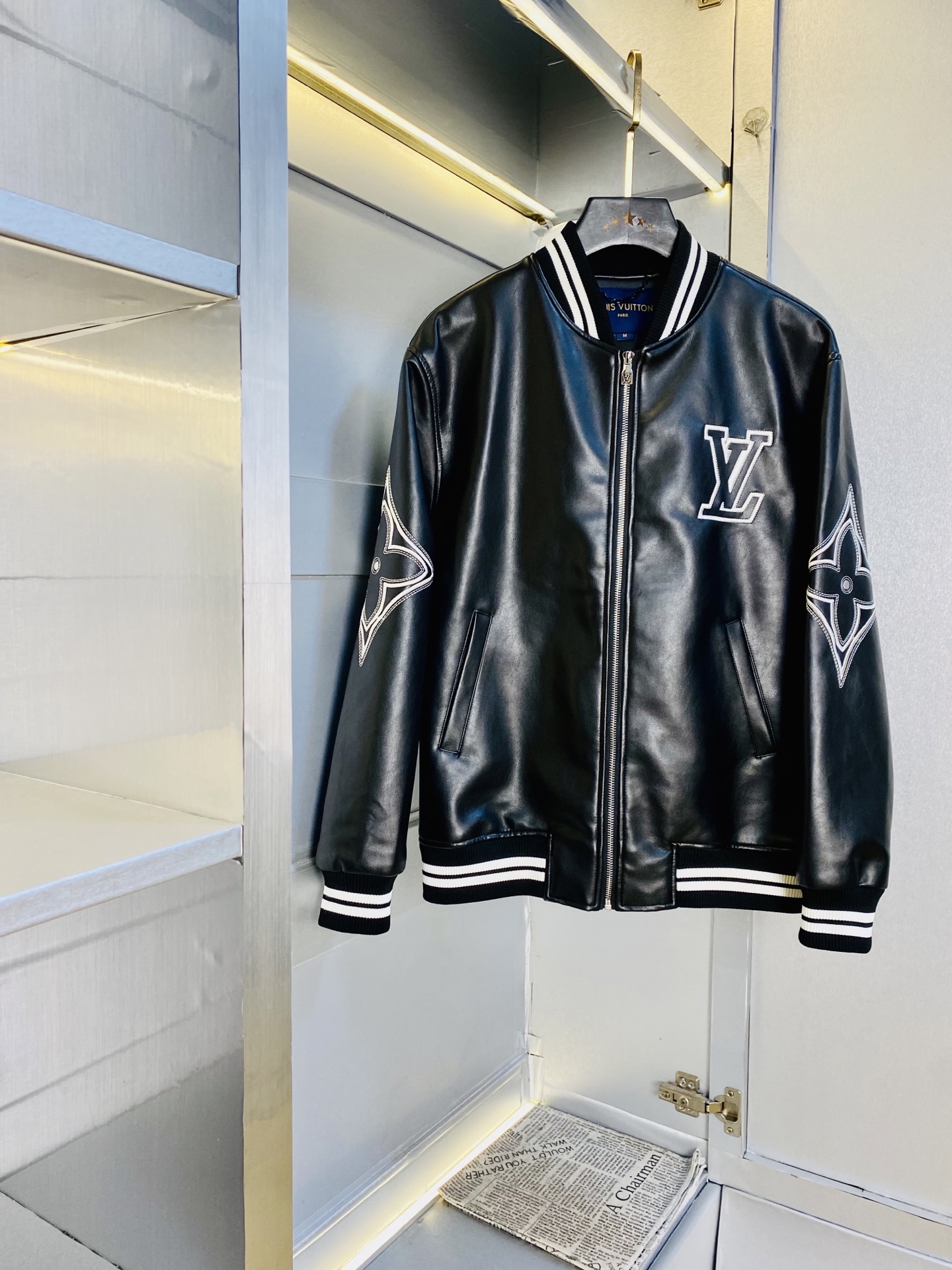 NO:597569,The original item from the official website can wear 190 pounds of Louis Vuitton Lv 2025 winter style!  New leather and cotton-padded jacket. High version and high quality. The original fabric is the same as that of Internet celebrity stars. Mold customization of hardware and accessories. Very comfortable. Super versatile and good-looking jacket. Not a common version in the market. Compare at will. Quality is absolutely guaranteed. Color pictures and colors. Sizes M-3XL, louis vuitton, louis vuitton, jackets & coats, leather jacket, alexander wang19860909官网原单货 可穿190斤路易威登Lv 2025冬款！新款皮衣棉衣棉服外套 高版本高品质 原版面料网红明星同款 开模定制五金辅料 感非常舒服 超级百搭好看的一款外套 非市场普通版本 随意对比 品质绝对保证 颜色图色 尺码M-3XL,,louis vuitton,louis vuitton,jackets & coats,leather jacket,alexander wang,Men's clothing