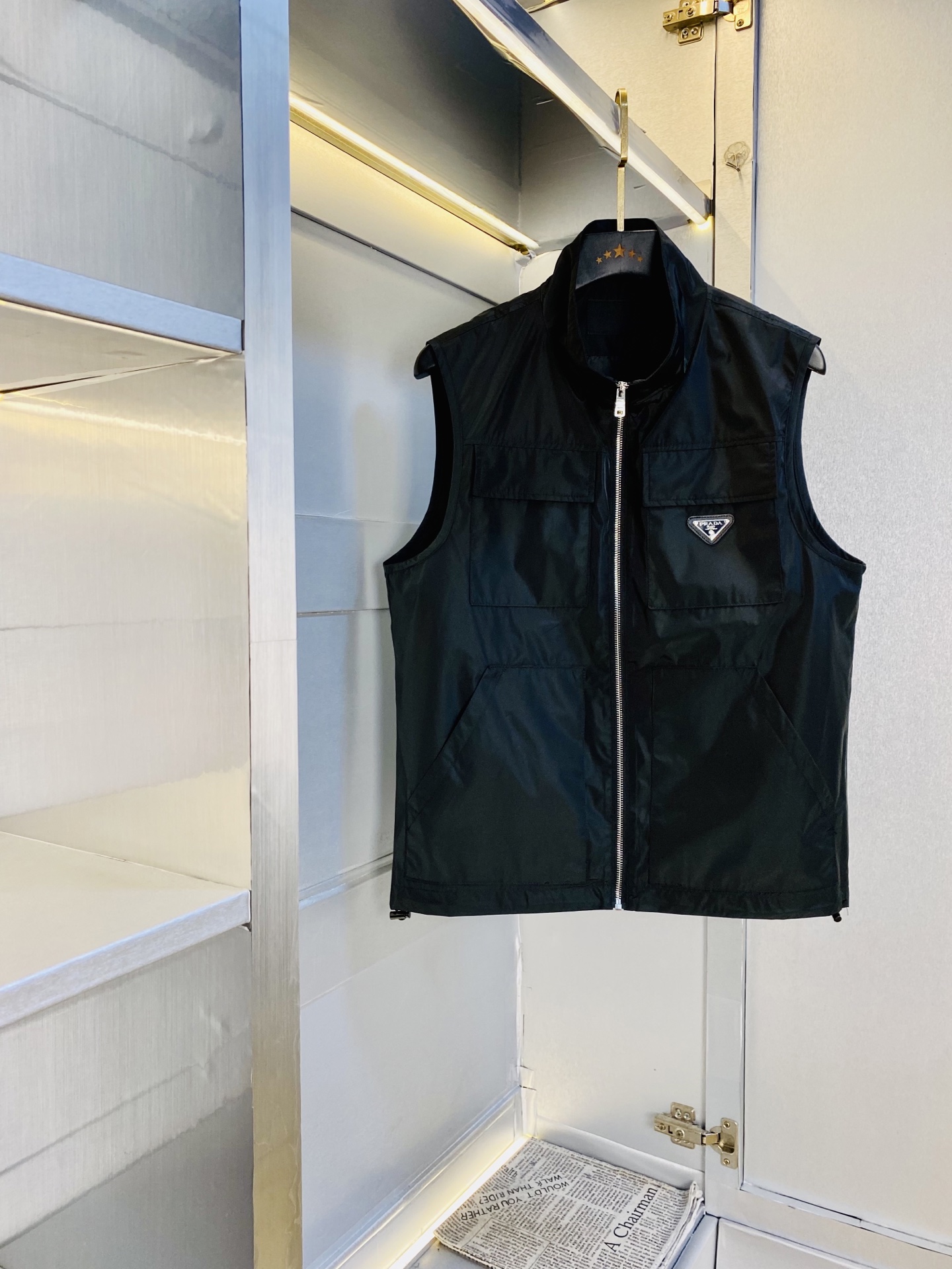 NO:597536,The original item from the official website can wear 200 pounds of Prada 2025 autumn style!  New vest. High version and high quality. The original fabric is the same as that of Internet celebrity stars. Customized hardware and accessories. Very comfortable. A super versatile and good-looking jacket. Non-market ordinary version. Compare at will. Quality is absolutely guaranteed. Color pictures and colors. Sizes M-3XL, prada, prada, jackets & coats, alexander wang19860909官网原单货 可穿200斤普拉达Prada 2025秋款！新款马甲 高版本高品质 原版面料网红明星同款 开模定制五金辅料 感非常舒服 超级百搭好看的一款外套 非市场普通版本 随意对比 品质绝对保证 颜色图色 尺码M-3XL,,prada,prada,jackets & coats,alexander wang,Men's clothing