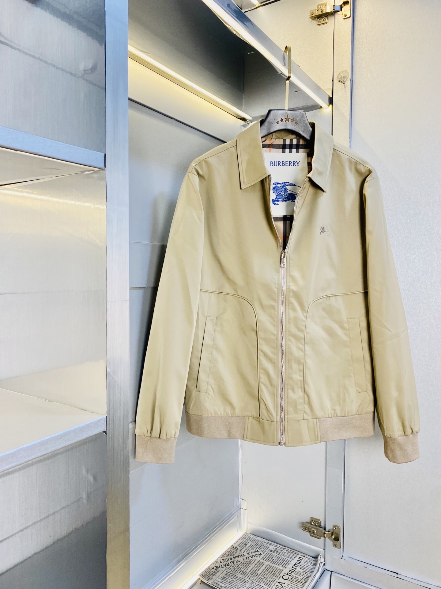 NO:597538,The original item from the official website can wear 200 pounds of Burberry 2025 autumn style!  New coat, jacket and windproof coat. High version and high quality. The same original fabric as that of Internet celebrity stars. Customized hardware and accessories. Very comfortable. A super versatile and good-looking coat. Not a common version in the market. Compare at will. Quality is absolutely guaranteed. Color pictures and colors. Sizes M-3XL,,burberry,burberry,jackets & coats,jackets & coats,alexander wang19860909官网原单货 可穿200斤巴宝莉Burberry 2025秋款！新款外套夹克防风衣 高版本高品质 原版面料网红明星同款 开模定制五金辅料 感非常舒服 超级百搭好看的一款外套 非市场普通版本 随意对比 品质绝对保证 颜色图色 尺码M-3XL,,burberry,burberry,jackets & coats,jackets & coats,alexander wang,Men's clothing