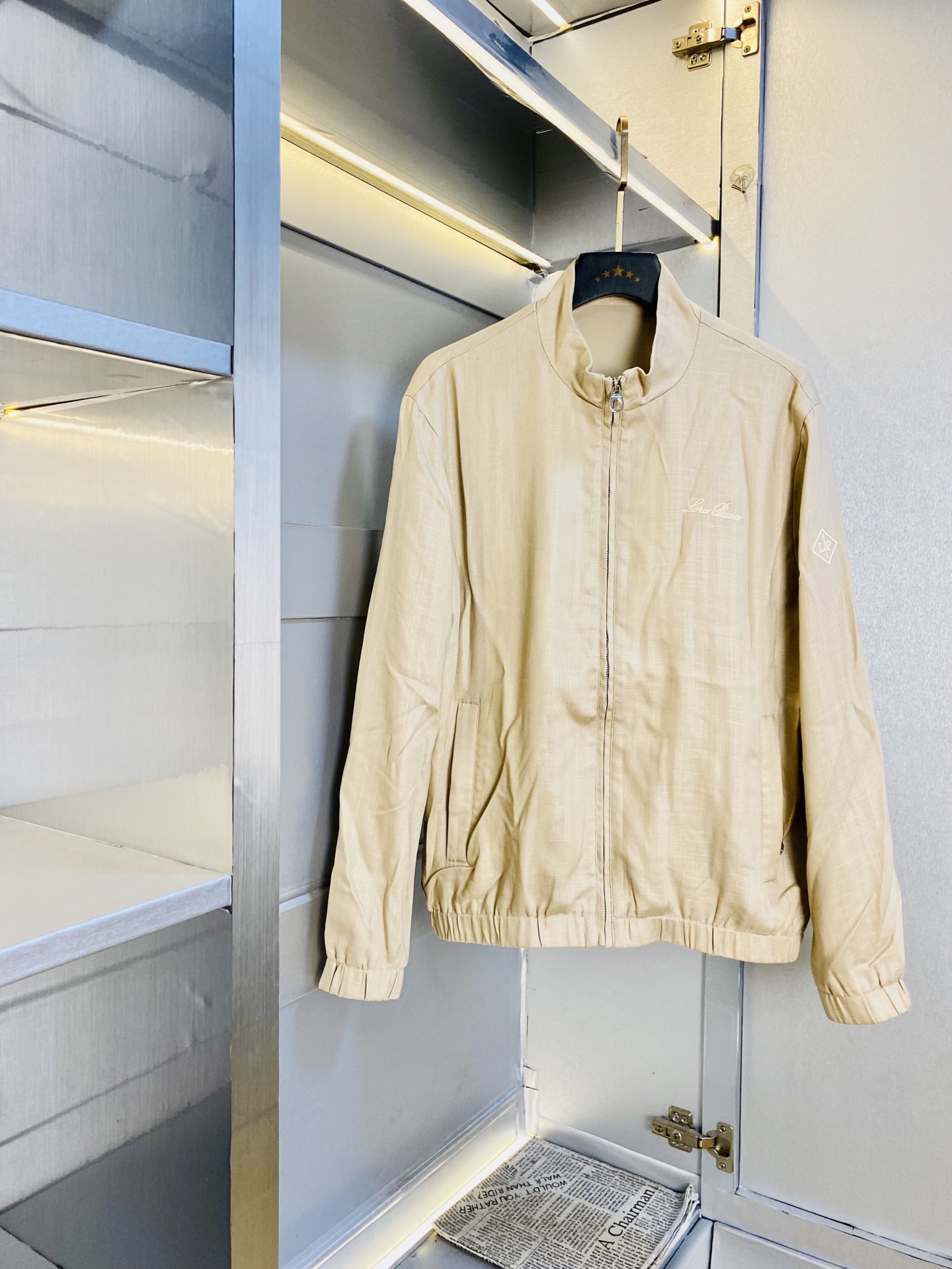 NO:643847,The original item from the official website can wear 200 pounds of Nuoyoupanya Lp, autumn style!  New coat, jacket and windproof coat. High version and high quality. The original fabric is the same as that of Internet celebrity stars. Mold customization of hardware accessories. Very comfortable. Super versatile and good-looking coat. Non-market ordinary version. Compare at will. Quality is absolutely guaranteed. Color pictures and colors. Size M-3XL,,loro piana,jackets & coats,jackets & coats,alexander wang19860909官网原单货 可穿200斤诺悠翩雅Lp, 秋款！新款外套夹克防风衣 高版本高品质 原版面料网红明星同款 开模定制五金辅料 感非常舒服 超级百搭好看的一款外套 非市场普通版本 随意对比 品质绝对保证 颜色图色 尺码M-3XL,,loro piana,jackets & coats,jackets & coats,alexander wang,Men's clothing