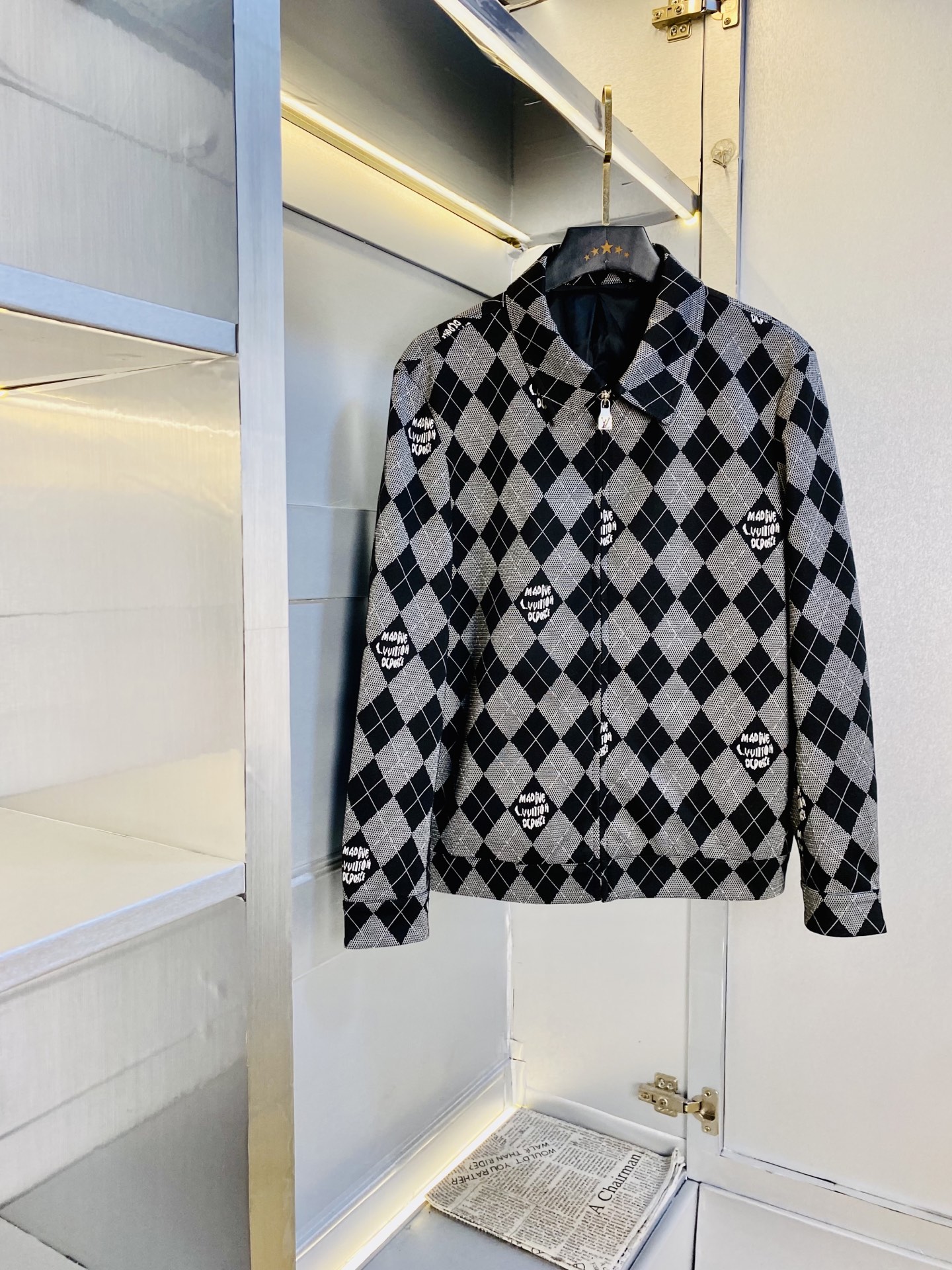 NO:643849,The original item from the official website can wear 200 pounds of Louis Vuitton Lv autumn style!  New coat, jacket and windproof coat. High version and high quality. The original fabric is the same as that of Internet celebrity stars. Mold customization of hardware and accessories. Very comfortable. A super versatile and good-looking coat. Not a common version in the market. Compare at will. Quality is absolutely guaranteed. Color pictures and colors. Sizes M-3XL, Louis vuitton, Louis vuitton, jackets & coats, jackets & coats, alexander wang19860909官网原单货 可穿200斤路易威登Lv 秋款！新款外套夹克防风衣 高版本高品质 原版面料网红明星同款 开模定制五金辅料 感非常舒服 超级百搭好看的一款外套 非市场普通版本 随意对比 品质绝对保证 颜色图色 尺码M-3XL,,louis vuitton,louis vuitton,jackets & coats,jackets & coats,alexander wang,Men's clothing