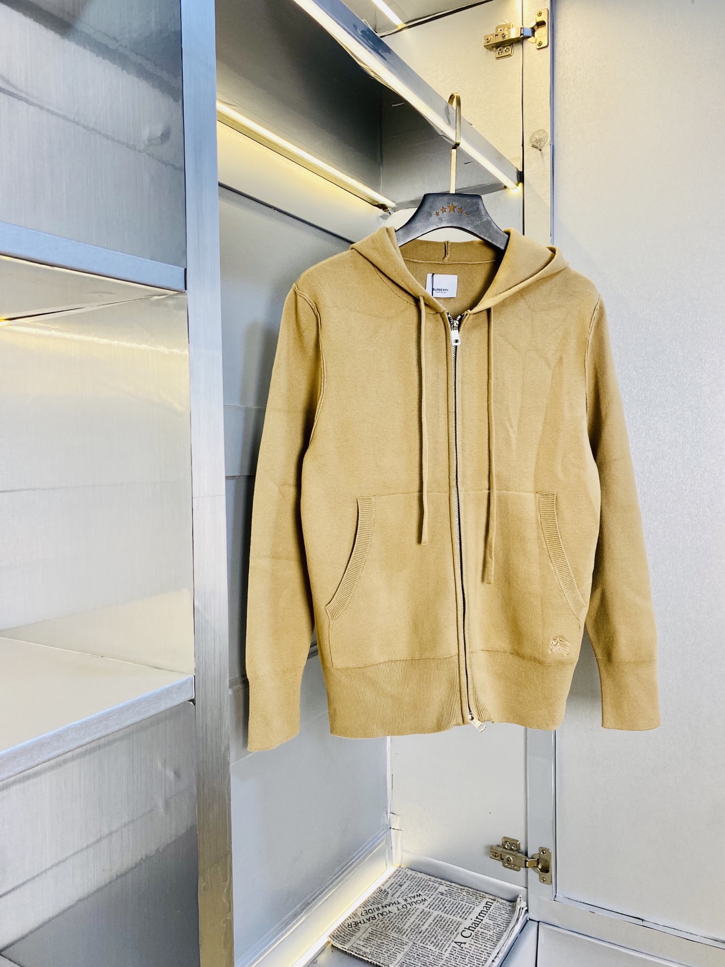 NO:545786,The original order of the official website can wear 200 kilogram Burberry Burberry autumn and winter style!  New knitted sweater and wool sweater jacket, high-quality, original fabric, same style as internet celebrity celebrities! Customized hardware accessories with mold opening feel very comfortable, super versatile and beautiful, non-market ordinary version, random comparison, absolutely guaranteed quality, color picture and color Size M-3XL,,burberry,burberry,jackets & coats,sweaters,alexander wang19860909官网原单货 可穿200斤巴宝莉Burberry 秋冬款！新款针织衫羊毛毛衣外套 高版本高品质 原版面料网红明星同款! 开模定制五金辅料 感非常舒服 超级百搭好看 非市场普通版本 随意对比 品质绝对保证 颜色图色 尺码M-3XL,,burberry,burberry,jackets & coats,sweaters,alexander wang,Men's clothing