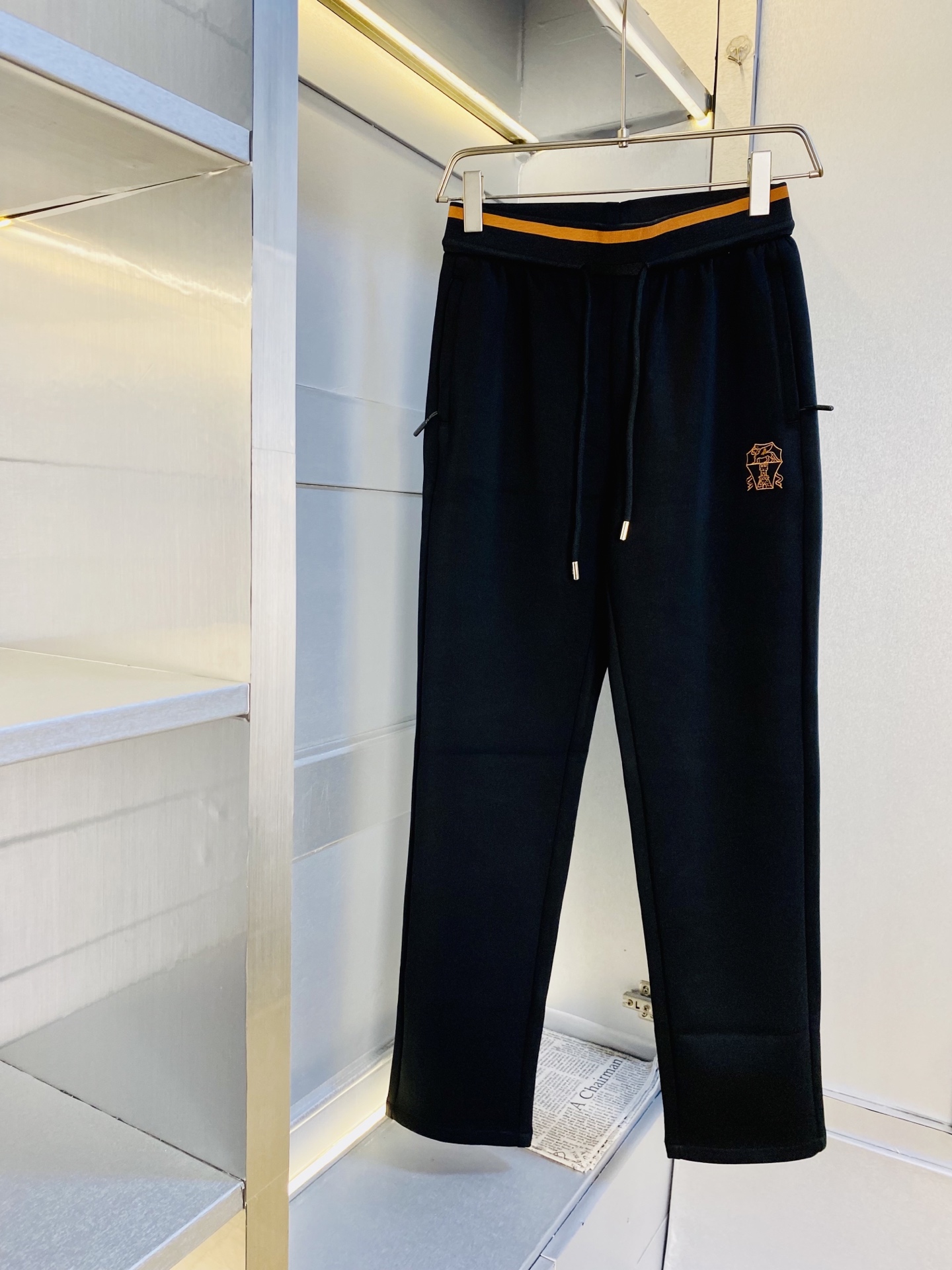 NO:600969,Original item from the official website, can wear 220 pounds BC, simple and fashionable, new autumn and winter casual pants, sports pants, sweat pants, elastic pants, wide-leg pants, long pants, very comfortable to wear, low-key yet luxurious, very classy to wear, and the style and cut of the pants need no introduction. The upper body is exquisite and vivid. Really first-class and top-quality materials. Really top-grade casual pants and elastic pants, using Turkish cotton to produce the most famous denim fabric. The quality is outstanding, and the pants are very soft after heavy washing!  The straight-leg version is not picky, the upper body is absolutely stylish, the expert design is extremely luxurious. Size: M-4XL,,alexander wang19860909官网原单货 可穿220斤Bc 简约时尚 秋冬新款休闲裤运动裤卫裤松紧裤阔腿裤长裤身穿着非常舒适 低调不失奢华 穿出去非常有档次,裤型款式和裁剪亦无需多言 上身精致跃然.真正一等一顶级质料 真正殿堂级的休闲裤松紧裤,选用土耳其的棉花 生产出最有名的单宁布 品质卓然,经过重水洗使得裤子很柔软！直脚的版型 不挑人 上身绝对的有型 达人设计 极度奢华.码数:M-4XL,,alexander wang,Men's clothing