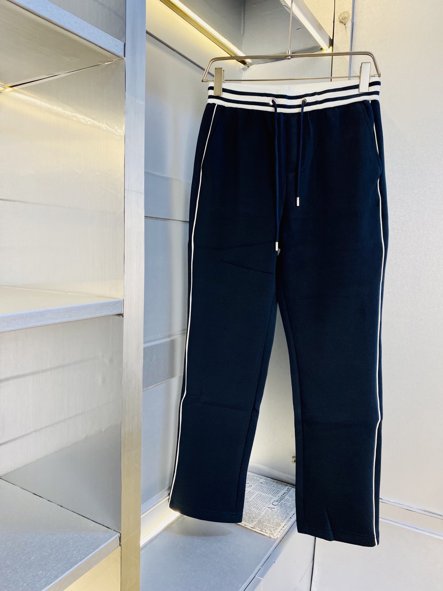 NO:600972,Original item from the official website, can wear 220 pounds Celine, simple and fashionable, new autumn and winter casual pants, sports pants, sweatpants, elasticated pants, wide-leg pants, long pants, very comfortable to wear, low-key yet luxurious, very classy to wear, no need to say much about the pants style and tailoring, the upper body is exquisite and vivid. Really first-class and top-quality materials. Really palace-level casual pants and elastic pants, using Turkish cotton to produce the most famous denim fabric.  The quality is outstanding, the pants are very soft after heavy washing!  The straight-leg version is not picky, the upper body is absolutely stylish, the expert design is extremely luxurious. Size: M-4XL,,celine,celine,alexander wang19860909官网原单货 可穿220斤赛琳Celine 简约时尚 秋冬新款休闲裤运动裤卫裤松紧裤阔腿裤长裤身穿着非常舒适 低调不失奢华 穿出去非常有档次,裤型款式和裁剪亦无需多言 上身精致跃然.真正一等一顶级质料 真正殿堂级的休闲裤松紧裤,选用土耳其的棉花 生产出最有名的单宁布 品质卓然,经过重水洗使得裤子很柔软！直脚的版型 不挑人 上身绝对的有型 达人设计 极度奢华.码数:M-4XL,,celine,celine,alexander wang,Men's clothing