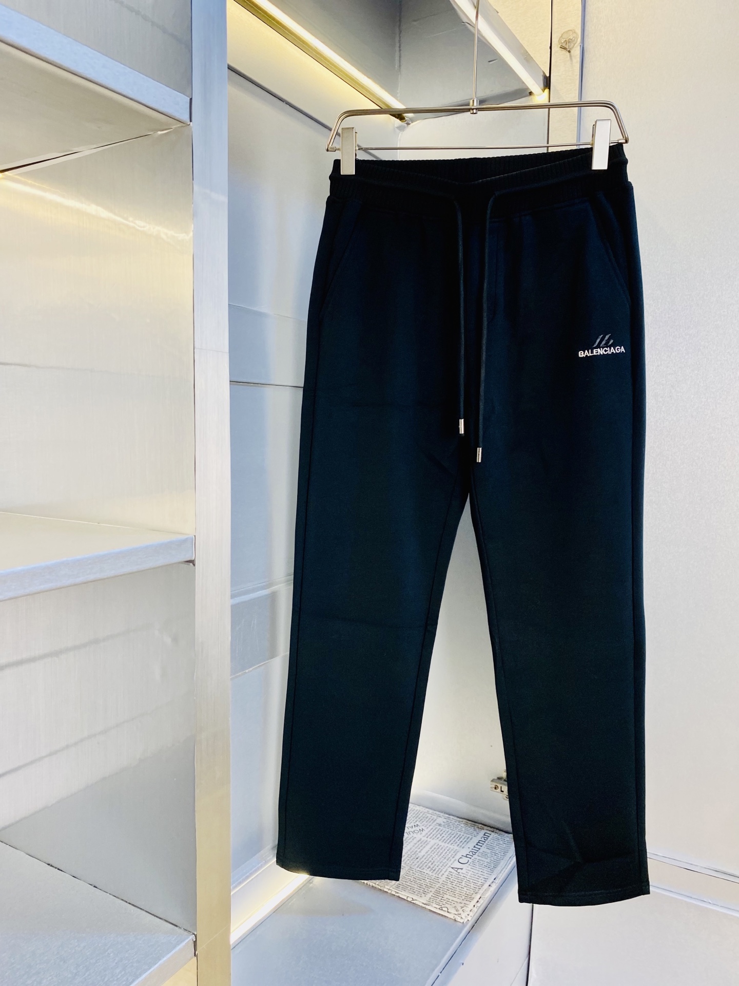 NO:600974,Original item from the official website, can wear 220 pounds Balenciaga, simple and fashionable, new autumn and winter casual pants, sports pants, sweat pants, elastic pants, wide-leg pants, long pants, very comfortable to wear, low-key yet luxurious, very classy to wear, no need to say much about the pants style and tailoring. The upper body is exquisite and vivid. Really first-class and top-quality materials. Really palace-level casual pants and elastic pants, using Turkish cotton to produce the most famous denim fabric.  The quality is outstanding, the pants are very soft after heavy washing!  The straight-leg version is not picky, the upper body is absolutely stylish, the expert design is extremely luxurious. Size: M-4XL,,balenciaga,balenciaga,alexander wang19860909官网原单货 可穿220斤巴黎世家Balenciaga 简约时尚 秋冬新款休闲裤运动裤卫裤松紧裤阔腿裤长裤身穿着非常舒适 低调不失奢华 穿出去非常有档次,裤型款式和裁剪亦无需多言 上身精致跃然.真正一等一顶级质料 真正殿堂级的休闲裤松紧裤,选用土耳其的棉花 生产出最有名的单宁布 品质卓然,经过重水洗使得裤子很柔软！直脚的版型 不挑人 上身绝对的有型 达人设计 极度奢华.码数:M-4XL,,balenciaga,balenciaga,alexander wang,Men's clothing
