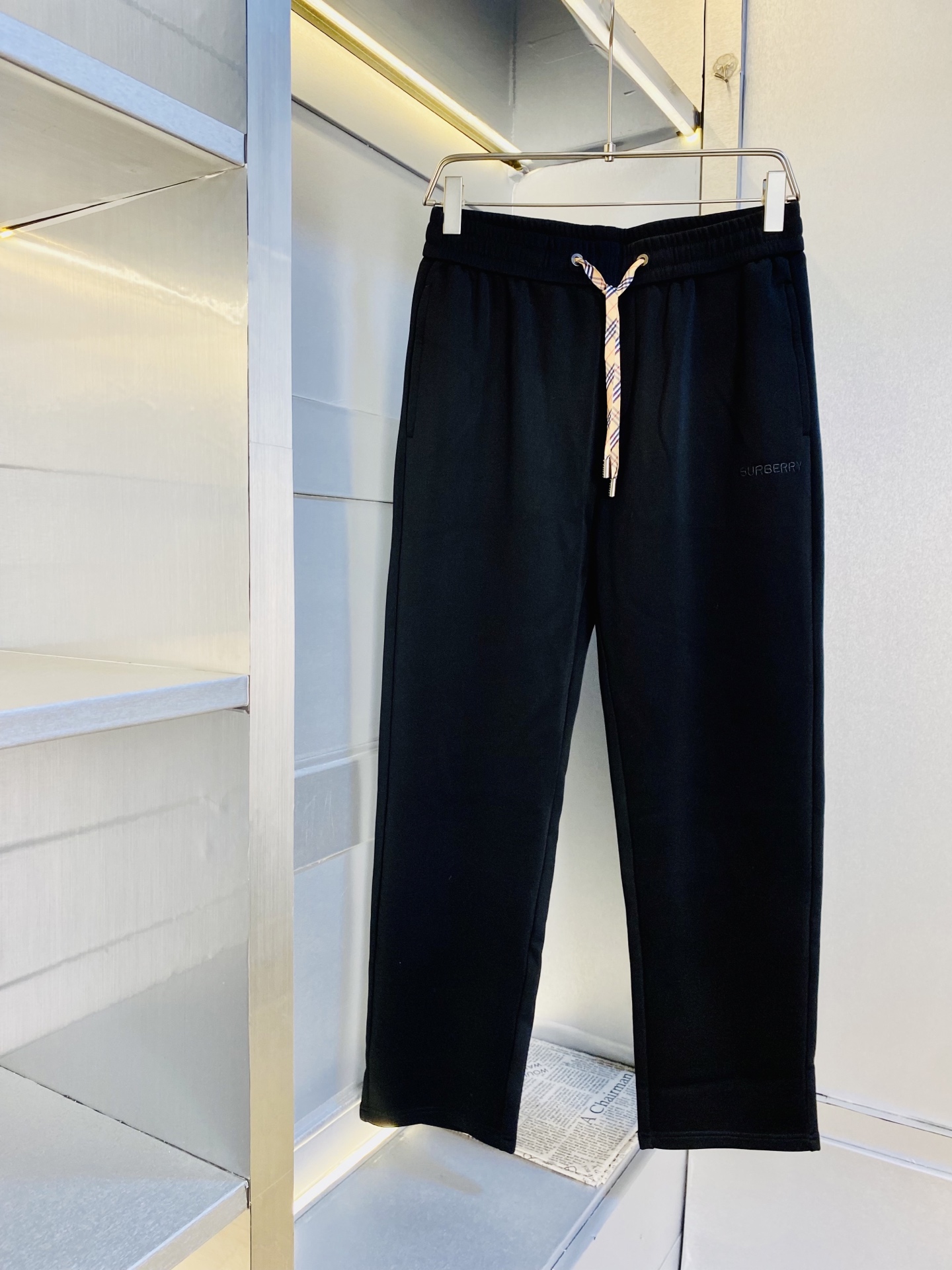 NO:600970,Original item from the official website, can wear 220 pounds Burberry, simple and fashionable, new autumn and winter casual pants, sports pants, sweatpants, elasticated pants, wide-leg pants, long pants, very comfortable to wear, low-key yet luxurious, very classy to wear, no need to say much about the style and tailoring of the pants, the upper body is exquisite and vivid. Really first-class and top-quality materials, truly palace-level casual pants and elastic pants, using Turkish cotton to produce the most famous denim fabric  The quality is outstanding, the pants are very soft after heavy washing!  The straight-leg version is not picky, the upper body is absolutely stylish, the expert design is extremely luxurious. Size: M-4XL,, burberry, burberry, alexander wang19860909官网原单货 可穿220斤巴宝莉Burberry 简约时尚 秋冬新款休闲裤运动裤卫裤松紧裤阔腿裤长裤身穿着非常舒适 低调不失奢华 穿出去非常有档次,裤型款式和裁剪亦无需多言 上身精致跃然.真正一等一顶级质料 真正殿堂级的休闲裤松紧裤,选用土耳其的棉花 生产出最有名的单宁布 品质卓然,经过重水洗使得裤子很柔软！直脚的版型 不挑人 上身绝对的有型 达人设计 极度奢华.码数:M-4XL,,burberry,burberry,alexander wang,Men's clothing