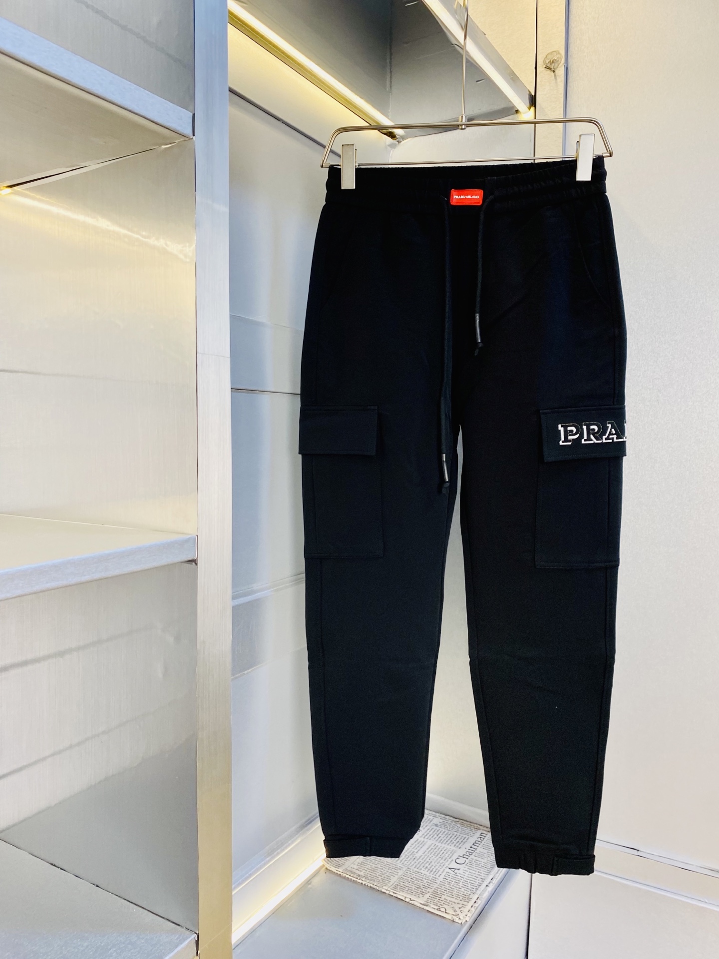 NO:600952,Original item from the official website, can wear 220 pounds Prada, simple and fashionable, new autumn and winter casual pants, sports pants, sweatpants, elasticated pants, very comfortable to wear, low-key yet luxurious, very classy to wear, no need to say much about the style and cut of the pants, the upper body is exquisite and vivid. Really first-class top quality materials. Really top-level casual pants and elastic pants, using Turkish cotton to produce the most famous denim fabric. The quality is outstanding, and the pants are very soft after heavy washing!  The straight-leg version is not picky, the upper body is absolutely stylish, the expert design is extremely luxurious. Size: M-4XL,, prada, prada, alexander wang19860909官网原单货 可穿220斤普拉达Prada 简约时尚 秋冬新款休闲裤运动裤卫裤松紧裤束脚裤身穿着非常舒适 低调不失奢华 穿出去非常有档次,裤型款式和裁剪亦无需多言 上身精致跃然.真正一等一顶级质料 真正殿堂级的休闲裤松紧裤,选用土耳其的棉花 生产出最有名的单宁布 品质卓然,经过重水洗使得裤子很柔软！直脚的版型 不挑人 上身绝对的有型 达人设计 极度奢华.码数:M-4XL,,prada,prada,alexander wang,Men's clothing