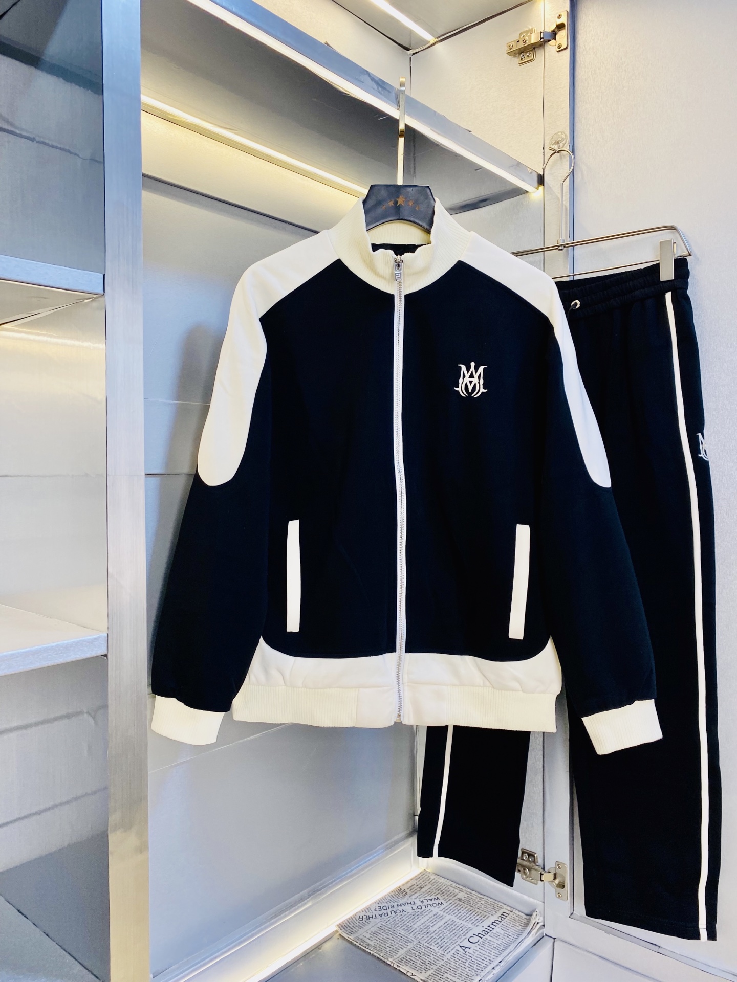 NO:610943,The original item from the official website can be worn up to 200 pounds. Amiri is a simple and fashionable autumn new suit long-sleeved jacket jacket suit trousers suit. It is very comfortable to wear. It is low-key yet luxurious. It is very classy to wear, and the style and tailoring of the pants need no introduction. The upper body is exquisite and vivid. Really first-class and top-quality materials. Really top-grade casual pants and elastic pants, using Turkish cotton to produce the most famous denim fabric. The quality is outstanding, and the pants are very soft after heavy washing!  The straight-leg version is not picky and the upper body is absolutely stylish and extremely luxurious. Size: M-3XL (175/130 pounds wear M),,amiri,jackets & coats,jackets & coats,alexander wang19860909官网原单货 可穿200斤 埃米尔Amiri 简约时尚 秋季新款套装长袖外套夹克套装长裤套装 身穿着非常舒适 低调不失奢华 穿出去非常有档次,裤型款式和裁剪亦无需多言 上身精致跃然.真正一等一顶级质料 真正殿堂级的休闲裤松紧裤,选用土耳其的棉花 生产出最有名的单宁布 品质卓然,经过重水洗使得裤子很柔软！直脚的版型 不挑人 上身绝对的有型 极度奢华.码数:M-3XL（175/130斤穿M）,,amiri,jackets & coats,jackets & coats,alexander wang,Men's clothing