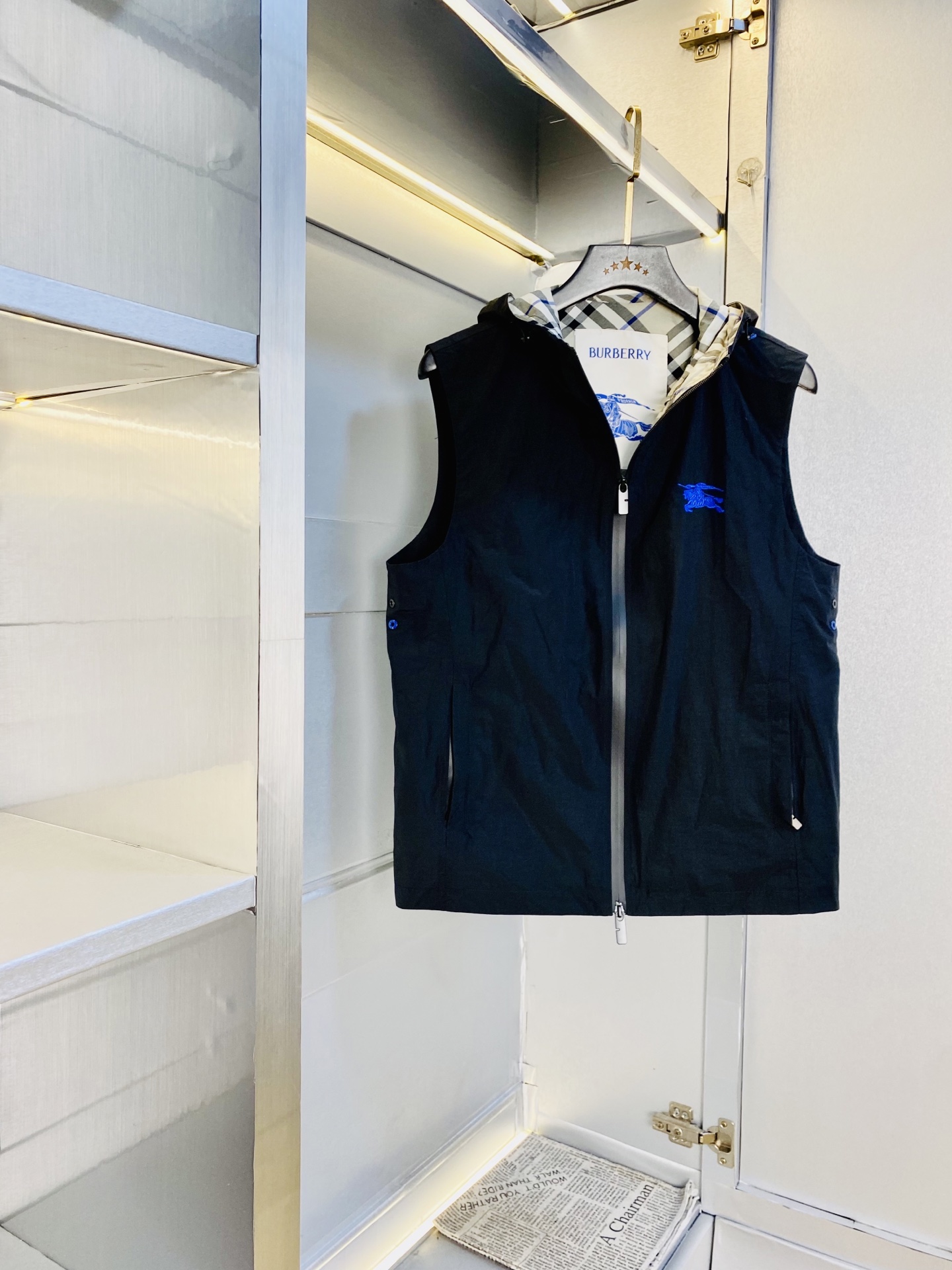 NO:608733,The original item from the official website can wear 200 pounds of Burberry 2025 autumn style!  New vest. High version and high quality. The original fabric is the same as that of Internet celebrity stars. Customized hardware and accessories. Very comfortable. Super versatile and good-looking jacket. Non-market ordinary version. Compare at will. Quality is absolutely guaranteed. Color and color. Size M-3XL,,burberry,burberry,jackets & coats,alexander wang19860909官网原单货 可穿200斤巴宝莉Burberry 2025秋款！新款马甲 高版本高品质 原版面料网红明星同款 开模定制五金辅料 感非常舒服 超级百搭好看的一款外套 非市场普通版本 随意对比 品质绝对保证 颜色图色 尺码M-3XL,,burberry,burberry,jackets & coats,alexander wang,Men's clothing