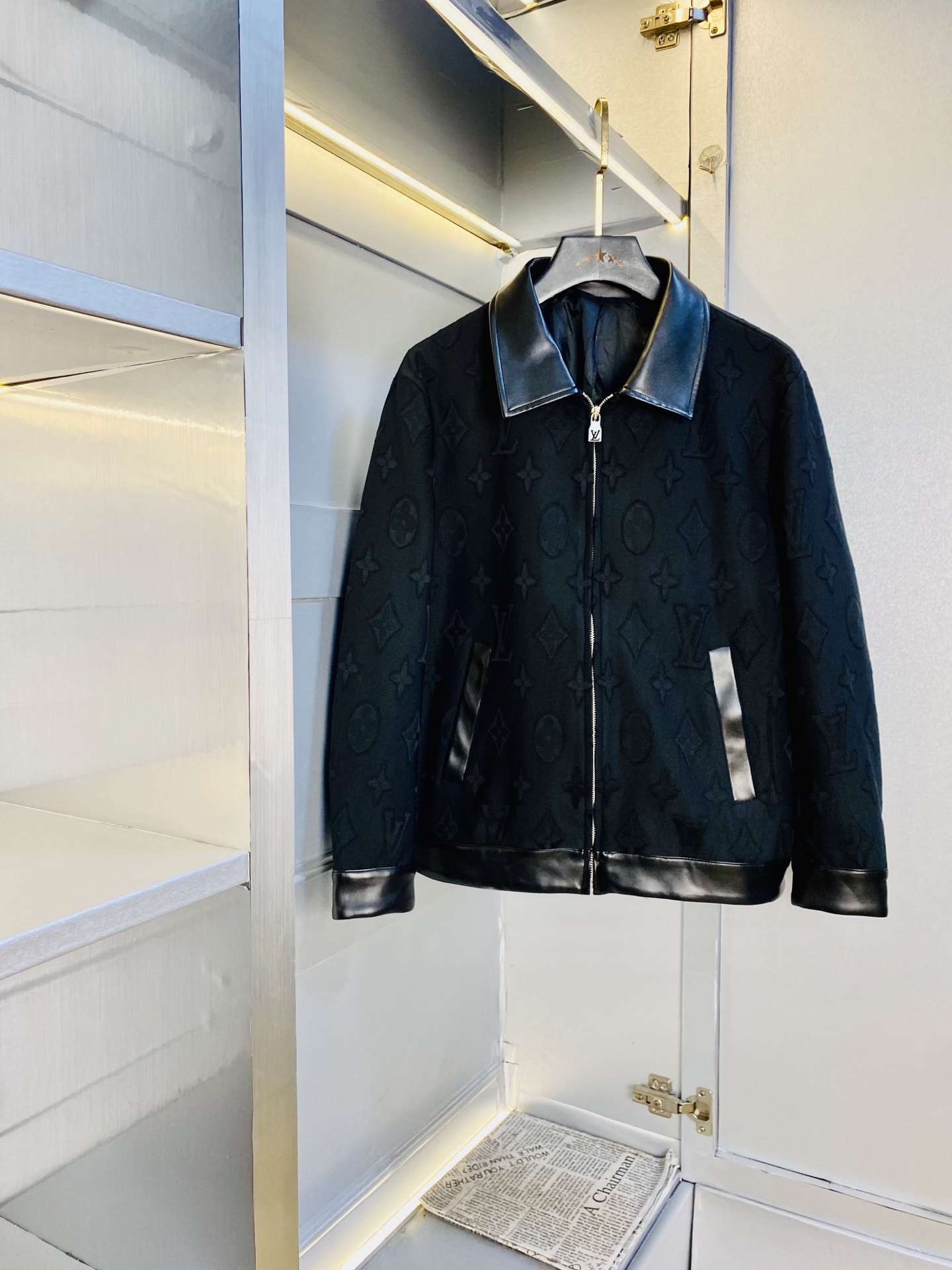 NO:608737,The original item from the official website can wear 200 pounds of Louis Vuitton Lv 2025 autumn style!  New coat, jacket and windproof coat. High version and high quality. The original fabric is the same as that of Internet celebrity stars. Mold customization of hardware and accessories. Very comfortable. A super versatile and good-looking coat. Not a common version in the market. Compare at will. Quality is absolutely guaranteed. Color pictures and colors. Sizes M-3XL, Louis vuitton, Louis vuitton, jackets & coats, jackets & coats, alexander wang19860909官网原单货 可穿200斤路易威登Lv 2025秋款！新款外套夹克防风衣 高版本高品质 原版面料网红明星同款 开模定制五金辅料 感非常舒服 超级百搭好看的一款外套 非市场普通版本 随意对比 品质绝对保证 颜色图色 尺码M-3XL,,louis vuitton,louis vuitton,jackets & coats,jackets & coats,alexander wang,Men's clothing