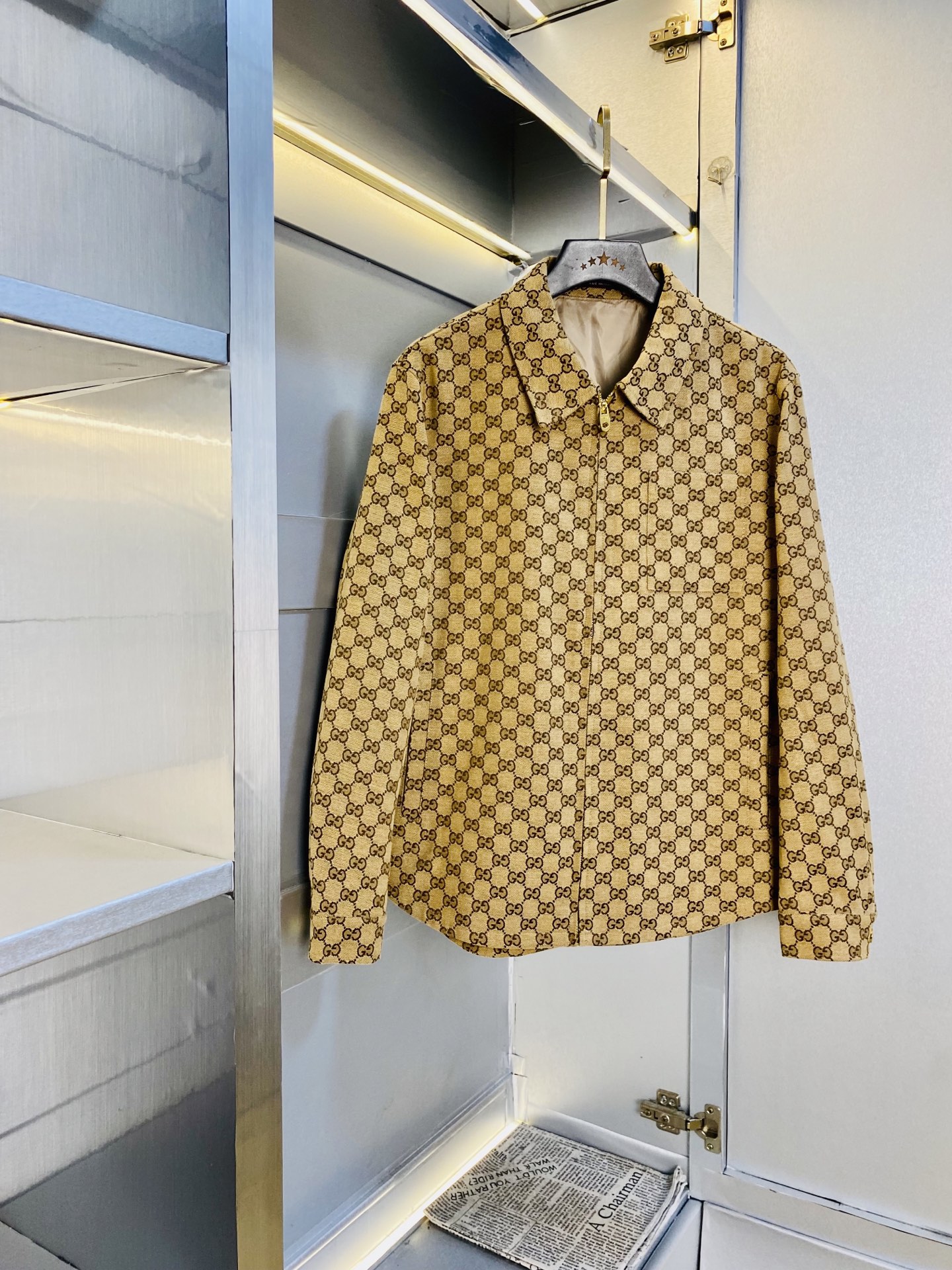 NO:608769,Original item from the official website. Can wear 200 pounds of Gucci 2025 autumn style!  New coat and windbreaker. High version and high quality. The original fabric is the same as that of Internet celebrity stars. Mold customization of hardware accessories. Very comfortable. Super versatile and good-looking coat. Not the ordinary version in the market. Compare at will. Quality is absolutely guaranteed. Color pictures and colors. Sizes M-3XL,,gucci,jackets & coats,jackets & coats,alexander wang19860909官网原单货 可穿200斤古奇Gucci 2025秋款！新款外套夹克防风衣 高版本高品质 原版面料网红明星同款 开模定制五金辅料 感非常舒服 超级百搭好看的一款外套 非市场普通版本 随意对比 品质绝对保证 颜色图色 尺码M-3XL,,gucci,jackets & coats,jackets & coats,alexander wang,Men's clothing