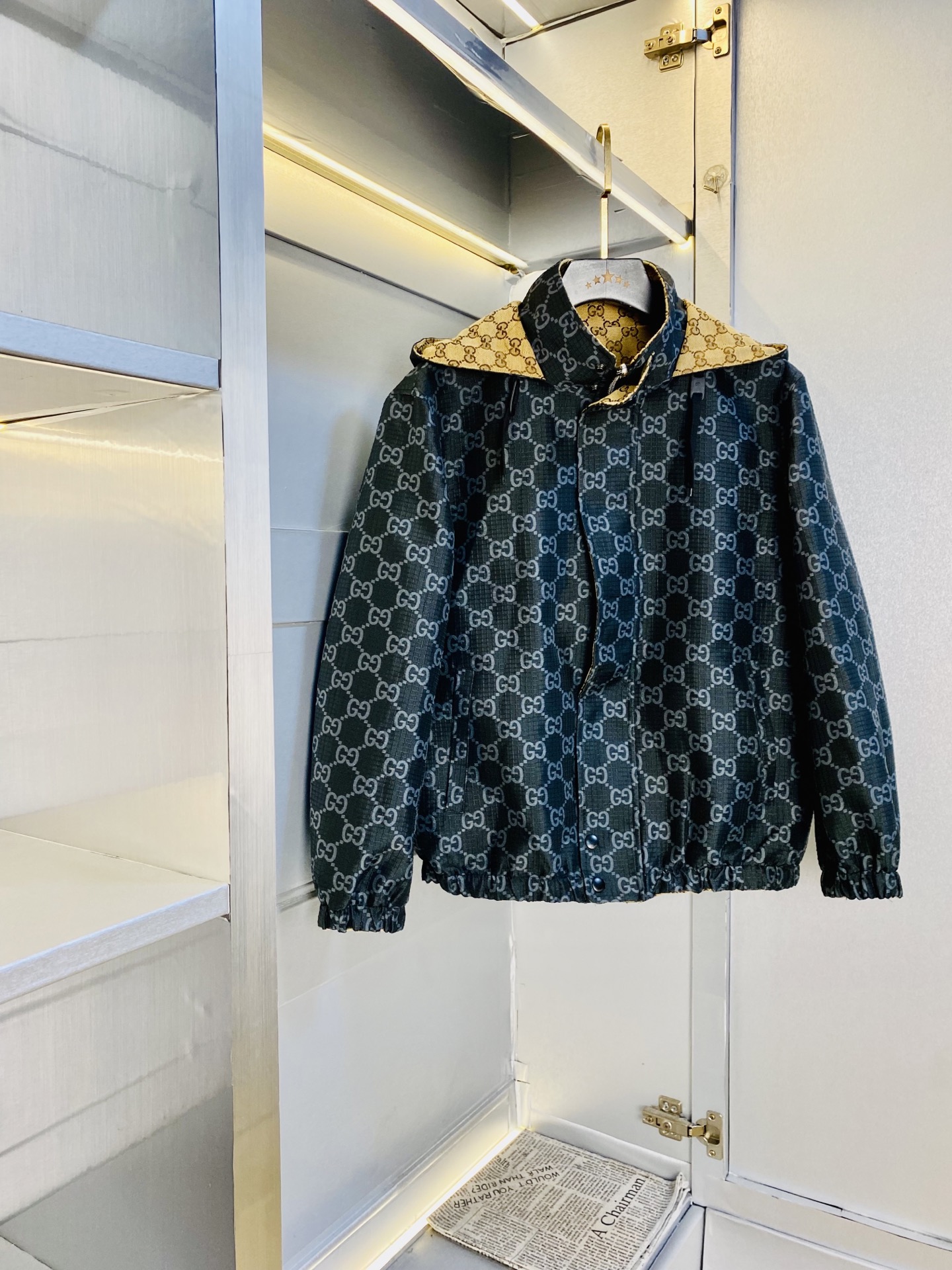 NO:608773,Reversible!  Original item from the official website. Can wear 200 pounds of Gucci 2025 autumn style!  New coat and windbreaker. High version and high quality. The original fabric is the same as that of Internet celebrity stars. Mold customization of hardware accessories. Very comfortable. Super versatile and good-looking coat. Not the ordinary version in the market. Compare at will. Quality is absolutely guaranteed. Color pictures and colors. Sizes M-3XL,,gucci,jackets & coats,jackets & coats,alexander wang19860909双面穿！ 官网原单货 可穿200斤古奇Gucci 2025秋款！新款外套夹克防风衣 高版本高品质 原版面料网红明星同款 开模定制五金辅料 感非常舒服 超级百搭好看的一款外套 非市场普通版本 随意对比 品质绝对保证 颜色图色 尺码M-3XL,,gucci,jackets & coats,jackets & coats,alexander wang,Men's clothing