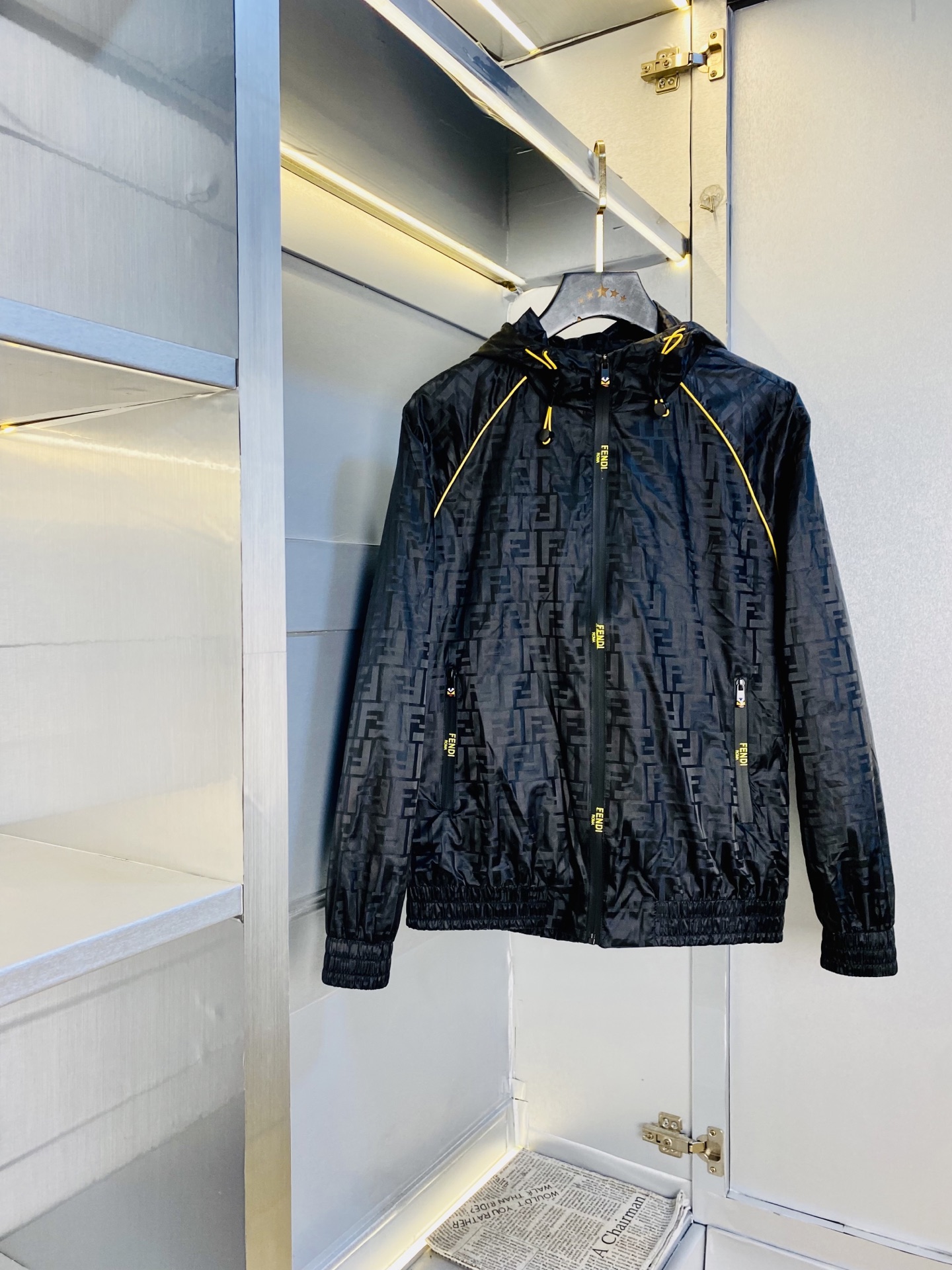 NO:610931,The original item from the official website can wear 200 pounds of Fendi 2025 autumn style!  New coat, jacket and windproof coat. High version and high quality. The original fabric is the same as that of Internet celebrity stars. Mold customization of hardware and accessories. Very comfortable. Super versatile and good-looking coat. Not a common version in the market. Compare at will. Quality is absolutely guaranteed. Color pictures and colors. Sizes M-3XL,,fendi,fendi,jackets & coats,jackets & coats,alexander wang19860909官网原单货 可穿200斤芬迪Fendi 2025秋款！新款外套夹克防风衣 高版本高品质 原版面料网红明星同款 开模定制五金辅料 感非常舒服 超级百搭好看的一款外套 非市场普通版本 随意对比 品质绝对保证 颜色图色 尺码M-3XL,,fendi,fendi,jackets & coats,jackets & coats,alexander wang,Men's clothing